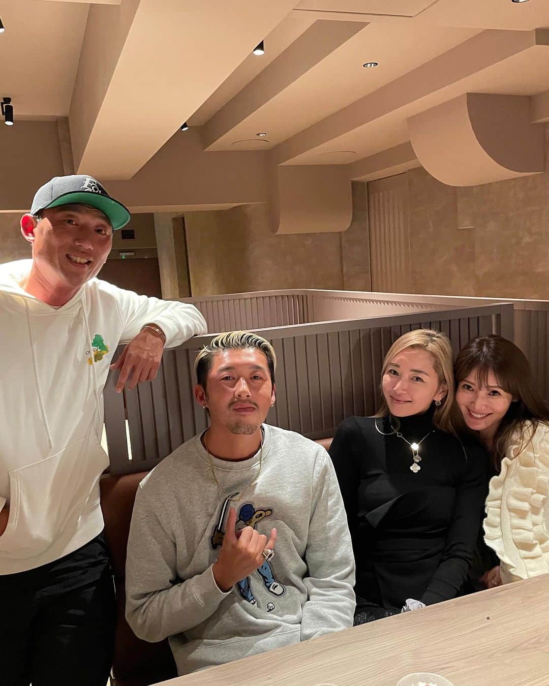 吉田美紀さんのインスタグラム写真 - (吉田美紀Instagram)「・ ・ 週末の楽しかった時間♡  仁香さん翔平くん夫婦と ハワイから帰国中だったおさくんと🍴　  日本滞在中はいつもスーパースター並の忙しさで またもや今回も帰国前夜の集合♬  ポジティブでハッピーな人たちに 囲まれていると すごく元気になれるよね♡  子ども達が1つ違いで 互いに留学中だから 仁香さんとは息子娘話が炸裂！  子ども達も仲良しだから帰国中に 集合する予定です♬  ご夫婦のやり取りや雰囲気、 やっぱり好きだぁ♡  そして、おさくんは帰国した日から あちらで既にフル稼働みたい！ パワフルだぁー💪  楽しい時間をありがとう🙏✨  #friends #お友達」11月21日 8時16分 - miki__yoshida