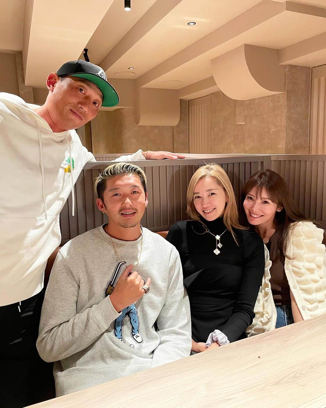 吉田美紀さんのインスタグラム写真 - (吉田美紀Instagram)「・ ・ 週末の楽しかった時間♡  仁香さん翔平くん夫婦と ハワイから帰国中だったおさくんと🍴　  日本滞在中はいつもスーパースター並の忙しさで またもや今回も帰国前夜の集合♬  ポジティブでハッピーな人たちに 囲まれていると すごく元気になれるよね♡  子ども達が1つ違いで 互いに留学中だから 仁香さんとは息子娘話が炸裂！  子ども達も仲良しだから帰国中に 集合する予定です♬  ご夫婦のやり取りや雰囲気、 やっぱり好きだぁ♡  そして、おさくんは帰国した日から あちらで既にフル稼働みたい！ パワフルだぁー💪  楽しい時間をありがとう🙏✨  #friends #お友達」11月21日 8時16分 - miki__yoshida