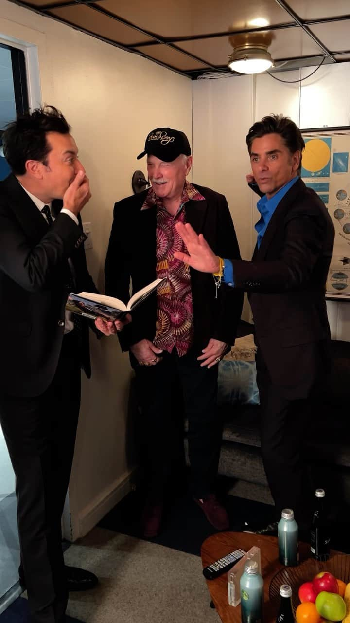 ジョン・ステイモスのインスタグラム：「This was a cool moment backstage at @fallontonight. Jimmy’s a huge @thebeachboys fan and I had brought @mikeloveofficial to the show with me that day. What do you think? Should we get @jimmyfallon on stage with us next year? Or Mike on Fallon - or BOTH??」