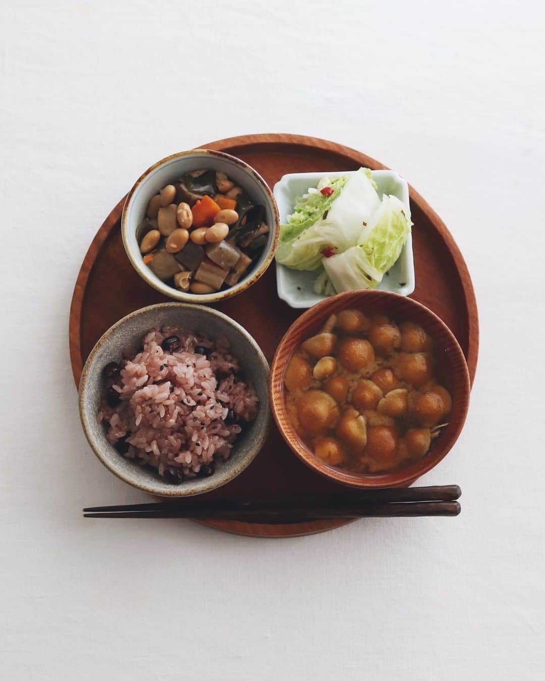 樋口正樹のインスタグラム：「Today's breakfast  昨日は実家へ行ってきて 母の喜寿祝いをしまして、 その関係で今朝のご飯は 母手作りの赤飯と五目豆、 白菜漬け、なめこ味噌汁。  . #実家ごはん #赤飯 #五目豆  #なめこ味噌汁 #白菜漬け #朝ごはん #japanesebreakfast」