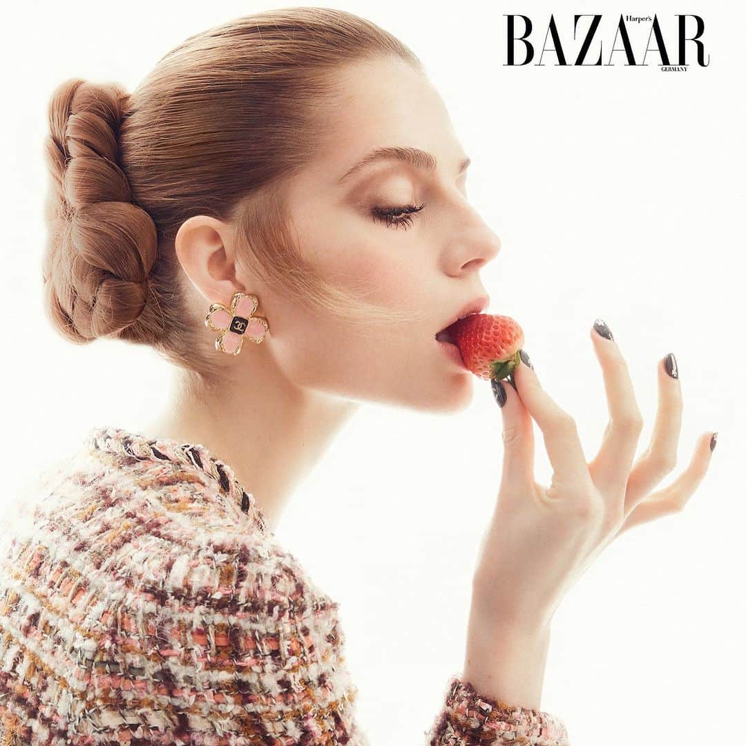 JO BAKERさんのインスタグラム写真 - (JO BAKERInstagram)「L U C Y • B O Y N T O N 🇬🇧 Doe Eyed 60’s Bambi Dolly vibes…. On #lucyboynton for @harpersbazaargermany shot by @sofiaandmauro ✨ Fashion director @kaimargrander  Hair @renatocampora  Nails @nails_by_yoko  Makeup by me #jobakermakeupartist using @chanel.beauty #skincare #prep and #base a large strawberry on the lips (see previous reel) with #desertroadtrip #eyeshadow palette +  #tarantulash #mascara @bakeupbeauty 💋‼️  #bambieyes #doeeyed #doeeyes #dolly #makeup #makeupartist #makeupartistsworldwide #makeupaddict #makeuplover #makeuplook #soft #60s #retro #vintage #glam #skincare @chanel.beauty @welovecoco #welovecoco @bakeupbeauty」11月21日 8時13分 - missjobaker