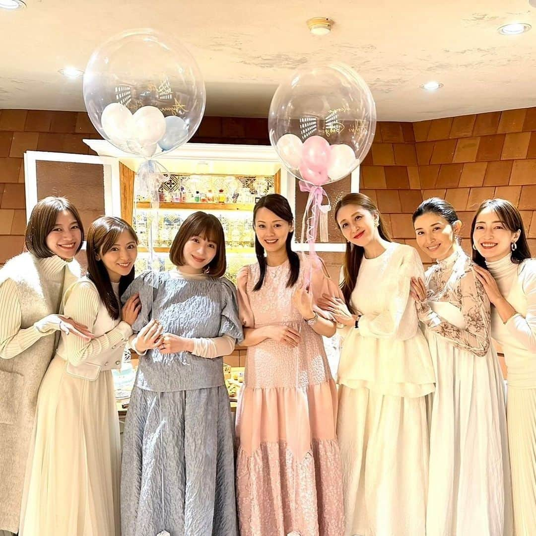 伴杏里のインスタグラム：「🎈⭐️🎈⭐️🎈⭐️🎈 大好きなみんなからの Baby shower👼🩵🩷  準備から何から何まで考えていてくれたこと　こうやってみんなで集まってくれたこと本当に嬉しいです、心からありがとう💞🥺💞 お腹のベビーも喜んでいました👶 頑張ろうっていうパワーをたくさんもらえた時間👼🥺💞💞 HAPPY😻  #babyontheway  #babyshower  #thankyou」