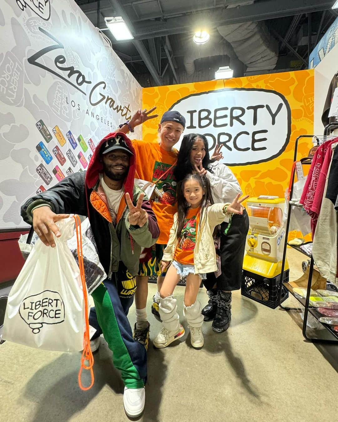 清水わかこさんのインスタグラム写真 - (清水わかこInstagram)「complexcon2023 Thank you for visiting our booth and shopping. @libertyforce_teruya   今年も沢山の素敵な出会いと 嬉しい再会と 学びがあった２日間でした。  沢山のサポートがあり 2年目も出展することができました。  Special thanks🫶 @carrotsbyanwarcarrots 🥕 @zgla @zgla.jp 📱 @tabio.usa @tabio_men 🧦 @koichicks 📷 タカさんマキさんユリさん他関係者の皆様 沢山のサポートありがとうございました🙏 #complexcon #complex #ロサンゼルス #ロングビーチ #teruya旅」11月21日 8時20分 - wakacham_