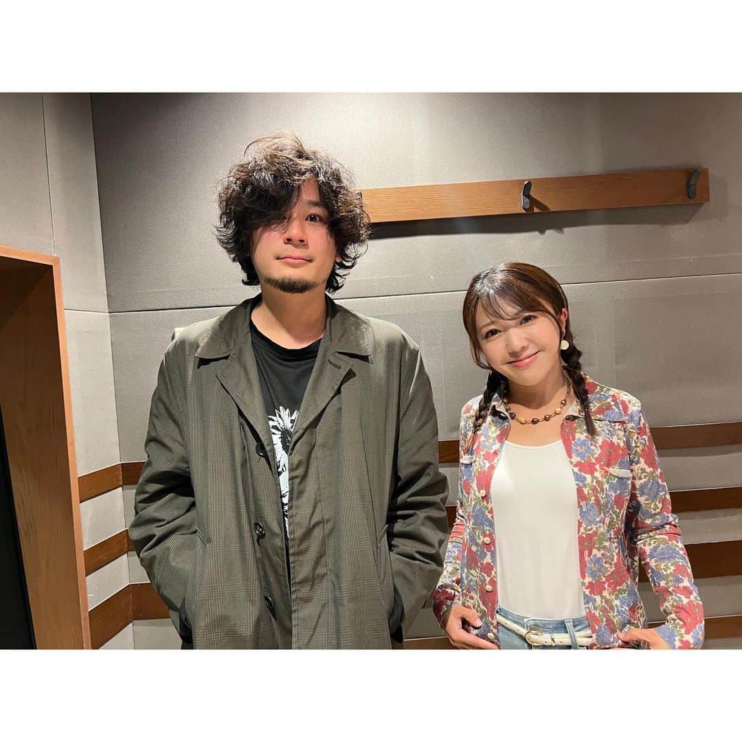 鬼頭由芽のインスタグラム：「11月15日（水曜）のレコレールは 「SNS」がテーマでした！ 2023年SNSはどんな感じだったか！？2024年はどうなりそう！？ というのを、ITジャーナリストの三上洋さんにお話ししていただきました☺️  更に注目のアーティストSUKEROQUEのSHOHEIさんをゲストにお迎え✨ ラジオへの想いも詰まった新曲「トランジスタレディオ」配信中✨  16日（木曜日）は「ズボラ」にレコレール😌 皆さんのズボラエピソード最高でした。笑 個人的には「昨日、冷凍ホットケーキを解凍するのがめんどくさくてそのままかじって差し歯が取れた。今日は歯医者が休みでピンチ」という方に拍手を送りたい😌✨笑  ゲストには意識低い系マーケター小口覺さんに、ズボラアイテム＝便利グッズを紹介していただきました！ どんぶりから牛丼を直食べできる炊飯器、すばらしー😂 シャーペンのカチカチすらサボれる技術、普通にすごいー😂  今週もとっても楽しかったー！」