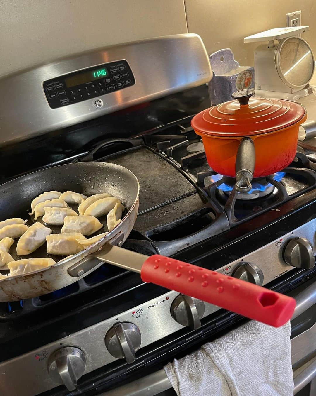 メイム・ビアリクさんのインスタグラム写真 - (メイム・ビアリクInstagram)「Children of the 70s and early 80s: Do you remember when handles extending off of the stove was the greatest threat to our safety?? 😬🍳🤭」11月21日 8時29分 - missmayim