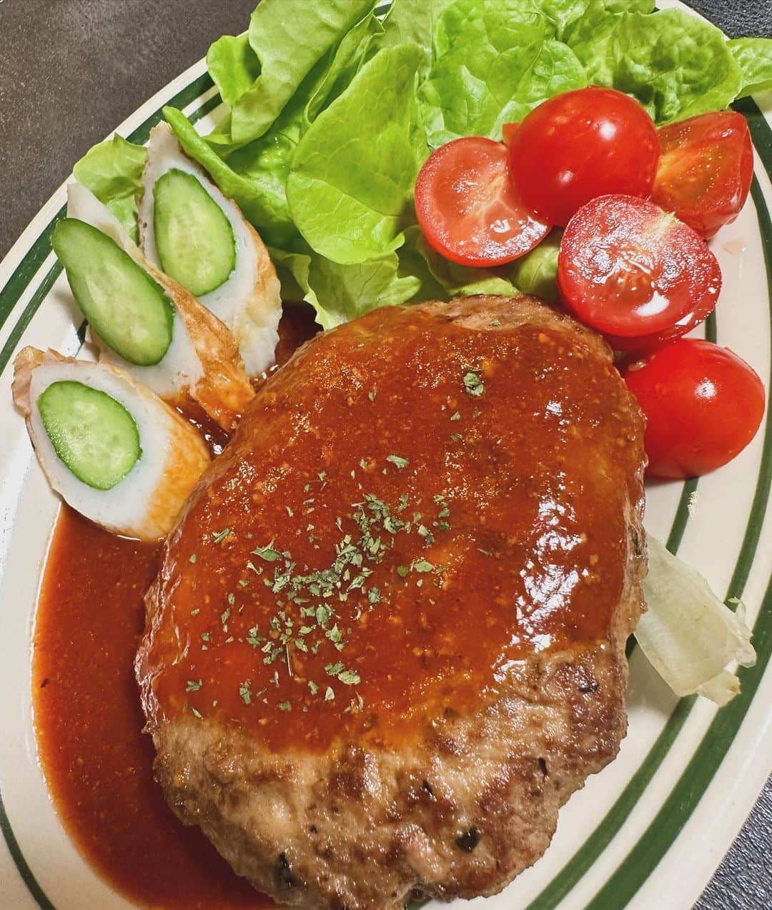 西山茉希さんのインスタグラム写真 - (西山茉希Instagram)「粗挽き肉とひき肉をMIX。 ケンちゃん豆腐でなめらかプラス。 オイスターソース、ほりにし、味噌、ナツメグ、卵をポトンでコネまして。 ご注文はプレーンバーグとチーズハンバーグ。  #西山食堂 #ハンバーグプレート #平日スタートラインにテンションを #👩‍🍳  パン粉なくてもふっくらした🫢  フライパンの肉汁にケチャップソースで即席ダレをダラリとかけたら、大きなハンバーグはペロリと完食してもらえましたとさ❤️  #母さんバーグは後半調理 #あん肝食べて幸せプラス #残りのバーグを焼きまして #トースト焼いて洋食スタイルへ  ハンバーグの翌朝はサンドイッチに変身させるぅ🥪☀️」11月21日 8時41分 - maki.nshiyama50