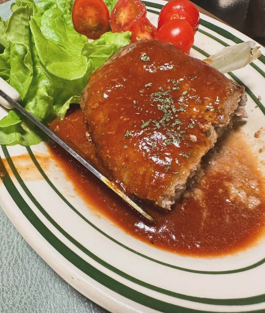 西山茉希さんのインスタグラム写真 - (西山茉希Instagram)「粗挽き肉とひき肉をMIX。 ケンちゃん豆腐でなめらかプラス。 オイスターソース、ほりにし、味噌、ナツメグ、卵をポトンでコネまして。 ご注文はプレーンバーグとチーズハンバーグ。  #西山食堂 #ハンバーグプレート #平日スタートラインにテンションを #👩‍🍳  パン粉なくてもふっくらした🫢  フライパンの肉汁にケチャップソースで即席ダレをダラリとかけたら、大きなハンバーグはペロリと完食してもらえましたとさ❤️  #母さんバーグは後半調理 #あん肝食べて幸せプラス #残りのバーグを焼きまして #トースト焼いて洋食スタイルへ  ハンバーグの翌朝はサンドイッチに変身させるぅ🥪☀️」11月21日 8時41分 - maki.nshiyama50