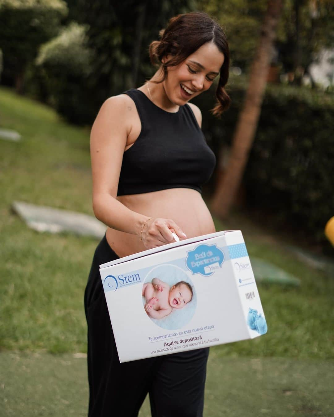 ミッチェル・オルベラさんのインスタグラム写真 - (ミッチェル・オルベラInstagram)「Ya tengo listo mi Kit de Recolección de Células Madre 🫶🏼  @stem_mr   ¿Qué son? Una muestra de sangre y del cordón umbilical que le toman al bebé en el momento de nacer y que estarán almacenadas en un banco de células.   Se usan para el tratamiento de más de 80 enfermedades, estas pueden ser compatibles con el núcleo familiar y ser guardadas como un seguro biológico para el futuro de tu bebé.」11月21日 8時39分 - michelleolverag