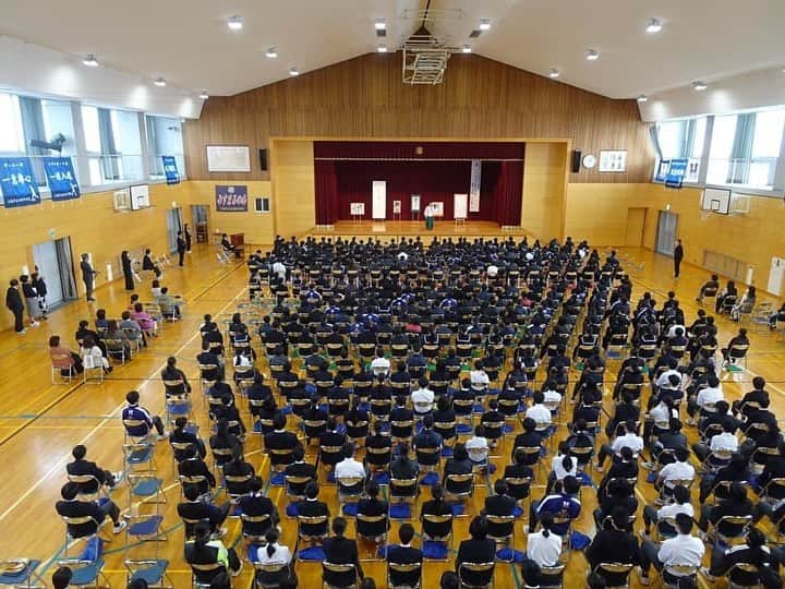 矢野きよ実さんのインスタグラム写真 - (矢野きよ実Instagram)「江南市立北部中学校465名のみなさんに 逢いに行きました。 2017年にも講演させていただいて 当時の優しい大藪校長、教頭先生とご縁をいただき、コロナ禍で行くことができない年もありましたが… 11月20日みんなに逢えました。  北部中学の校長、教頭はじめ先生方は とても志高く、あたたかく 常に生徒のみんなに寄り添い、 特に美術の大竹先生は人気者で、 ステージに上がってもらって大盛りあがり(笑)  講演は105分！ みんな笑ったり涙したり…… 私、この北部中学校が大好きなんです。 みんなーーーありがとうねーー また逢いに行かせてねーー #yanokiyomi #矢野きよ実 #矢野きよ実の書  @yakimonoworld」11月21日 8時51分 - yanokiyomi