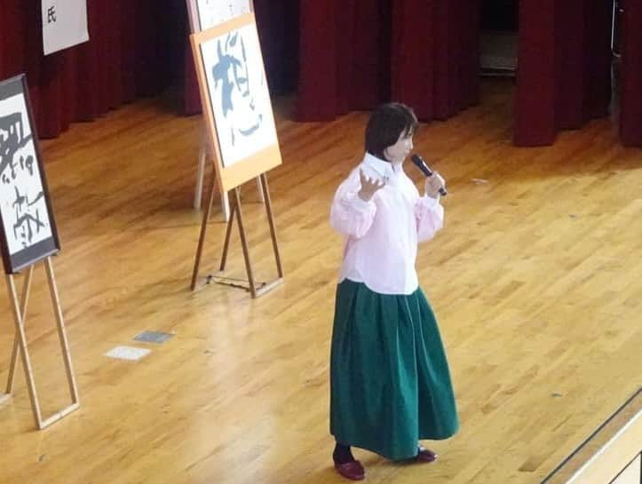 矢野きよ実さんのインスタグラム写真 - (矢野きよ実Instagram)「江南市立北部中学校465名のみなさんに 逢いに行きました。 2017年にも講演させていただいて 当時の優しい大藪校長、教頭先生とご縁をいただき、コロナ禍で行くことができない年もありましたが… 11月20日みんなに逢えました。  北部中学の校長、教頭はじめ先生方は とても志高く、あたたかく 常に生徒のみんなに寄り添い、 特に美術の大竹先生は人気者で、 ステージに上がってもらって大盛りあがり(笑)  講演は105分！ みんな笑ったり涙したり…… 私、この北部中学校が大好きなんです。 みんなーーーありがとうねーー また逢いに行かせてねーー #yanokiyomi #矢野きよ実 #矢野きよ実の書  @yakimonoworld」11月21日 8時51分 - yanokiyomi