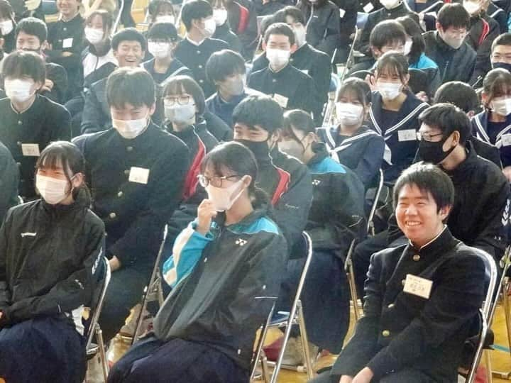 矢野きよ実さんのインスタグラム写真 - (矢野きよ実Instagram)「江南市立北部中学校465名のみなさんに 逢いに行きました。 2017年にも講演させていただいて 当時の優しい大藪校長、教頭先生とご縁をいただき、コロナ禍で行くことができない年もありましたが… 11月20日みんなに逢えました。  北部中学の校長、教頭はじめ先生方は とても志高く、あたたかく 常に生徒のみんなに寄り添い、 特に美術の大竹先生は人気者で、 ステージに上がってもらって大盛りあがり(笑)  講演は105分！ みんな笑ったり涙したり…… 私、この北部中学校が大好きなんです。 みんなーーーありがとうねーー また逢いに行かせてねーー #yanokiyomi #矢野きよ実 #矢野きよ実の書  @yakimonoworld」11月21日 8時51分 - yanokiyomi