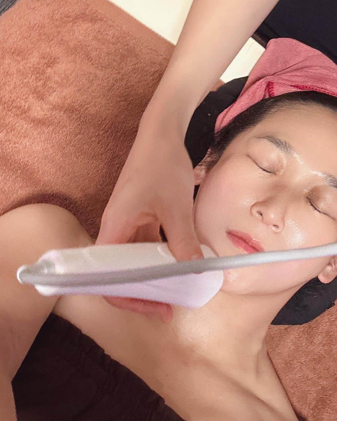 世手子さんのインスタグラム写真 - (世手子Instagram)「PR  Facial beauty treatment using COLD PLASMA, a popular beauty device in Korea🇰🇷 No downtime🤩 Effective for acne scars, scars, pores, age spots, and sagging skin👏 @plasma_kanby1  #韓美 #韓国美容 #韓国コルギ #川崎エステ #川崎サロン #川崎フェイシャル #川崎コルギ #プラズマフェイシャル 行ってきたよ^_^ 韓国で流行中の美容機器COLD PLASMAを使ったフェイシャルエステ(ﾟ∀ﾟ) ダウンタイムなしだからいいね(*☻-☻*) まずはコルギして プラズマ施術したよ ニキビ跡、傷跡、毛穴、シミ、たるみに効果ありです（＾ν＾） ピリピリする感じ 施術後に鎮静パックで終わり(*^◯^*) 日本にいながら韓国のプラズマ施術できるのは嬉しい(*'ω'*) 是非やってみて(￣∀￣)」11月21日 8時43分 - rojide