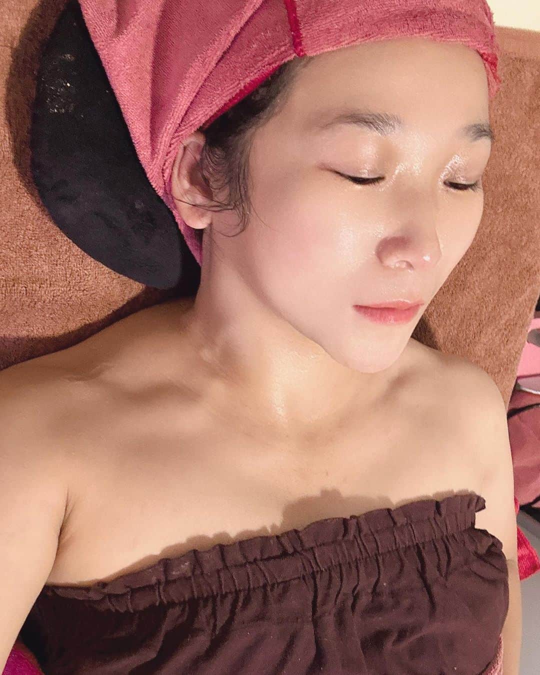 世手子さんのインスタグラム写真 - (世手子Instagram)「PR  Facial beauty treatment using COLD PLASMA, a popular beauty device in Korea🇰🇷 No downtime🤩 Effective for acne scars, scars, pores, age spots, and sagging skin👏 @plasma_kanby1  #韓美 #韓国美容 #韓国コルギ #川崎エステ #川崎サロン #川崎フェイシャル #川崎コルギ #プラズマフェイシャル 行ってきたよ^_^ 韓国で流行中の美容機器COLD PLASMAを使ったフェイシャルエステ(ﾟ∀ﾟ) ダウンタイムなしだからいいね(*☻-☻*) まずはコルギして プラズマ施術したよ ニキビ跡、傷跡、毛穴、シミ、たるみに効果ありです（＾ν＾） ピリピリする感じ 施術後に鎮静パックで終わり(*^◯^*) 日本にいながら韓国のプラズマ施術できるのは嬉しい(*'ω'*) 是非やってみて(￣∀￣)」11月21日 8時43分 - rojide