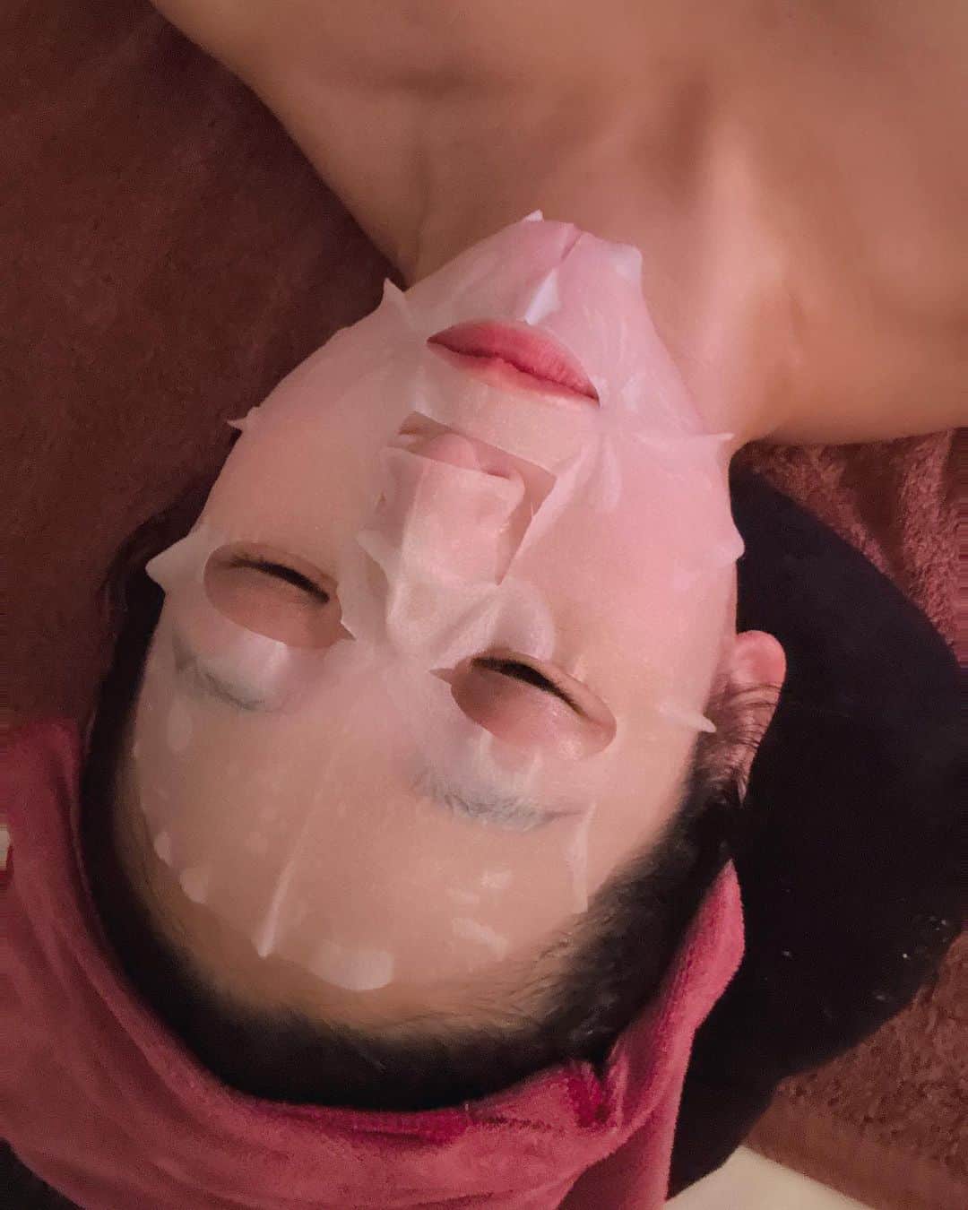 世手子さんのインスタグラム写真 - (世手子Instagram)「PR  Facial beauty treatment using COLD PLASMA, a popular beauty device in Korea🇰🇷 No downtime🤩 Effective for acne scars, scars, pores, age spots, and sagging skin👏 @plasma_kanby1  #韓美 #韓国美容 #韓国コルギ #川崎エステ #川崎サロン #川崎フェイシャル #川崎コルギ #プラズマフェイシャル 行ってきたよ^_^ 韓国で流行中の美容機器COLD PLASMAを使ったフェイシャルエステ(ﾟ∀ﾟ) ダウンタイムなしだからいいね(*☻-☻*) まずはコルギして プラズマ施術したよ ニキビ跡、傷跡、毛穴、シミ、たるみに効果ありです（＾ν＾） ピリピリする感じ 施術後に鎮静パックで終わり(*^◯^*) 日本にいながら韓国のプラズマ施術できるのは嬉しい(*'ω'*) 是非やってみて(￣∀￣)」11月21日 8時43分 - rojide
