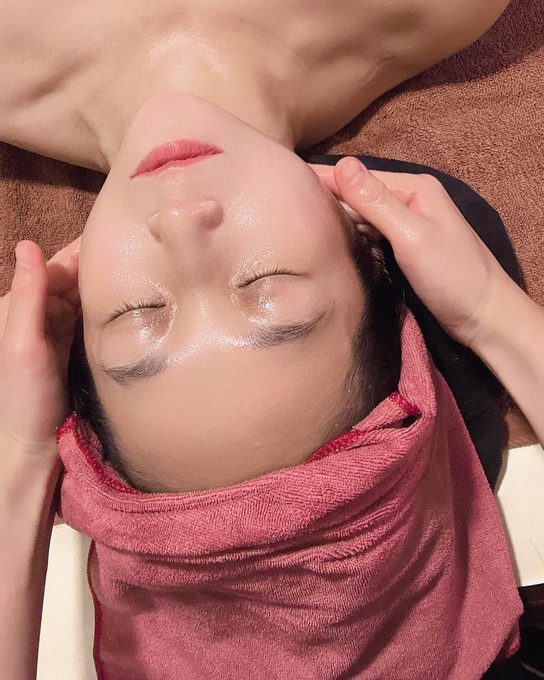 世手子のインスタグラム：「PR  Facial beauty treatment using COLD PLASMA, a popular beauty device in Korea🇰🇷 No downtime🤩 Effective for acne scars, scars, pores, age spots, and sagging skin👏 @plasma_kanby1  #韓美 #韓国美容 #韓国コルギ #川崎エステ #川崎サロン #川崎フェイシャル #川崎コルギ #プラズマフェイシャル 行ってきたよ^_^ 韓国で流行中の美容機器COLD PLASMAを使ったフェイシャルエステ(ﾟ∀ﾟ) ダウンタイムなしだからいいね(*☻-☻*) まずはコルギして プラズマ施術したよ ニキビ跡、傷跡、毛穴、シミ、たるみに効果ありです（＾ν＾） ピリピリする感じ 施術後に鎮静パックで終わり(*^◯^*) 日本にいながら韓国のプラズマ施術できるのは嬉しい(*'ω'*) 是非やってみて(￣∀￣)」