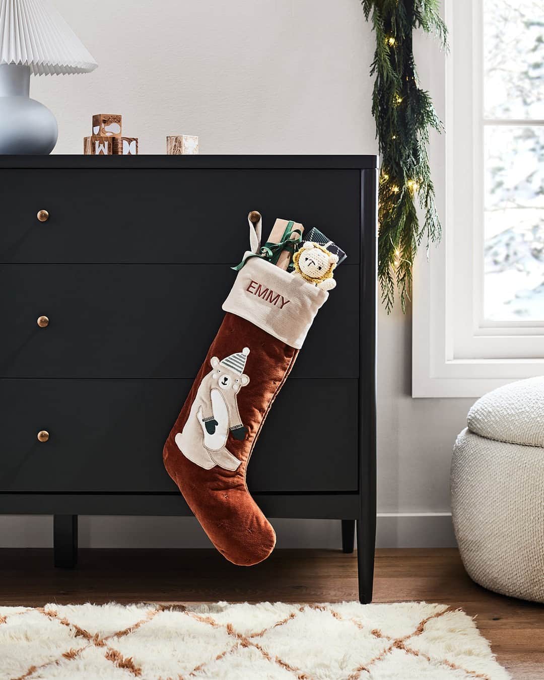ジャスミン・トゥークスさんのインスタグラム写真 - (ジャスミン・トゥークスInstagram)「Where are our last-minute shoppers? 🙋🏼  This is your reminder: Time is almost up to get your personalized stockings! Order by December 3 to have them arrive by Christmas.  #HolidayDecor #ChristmasStocking #PersonalizedStockings」11月21日 9時00分 - crateandkids
