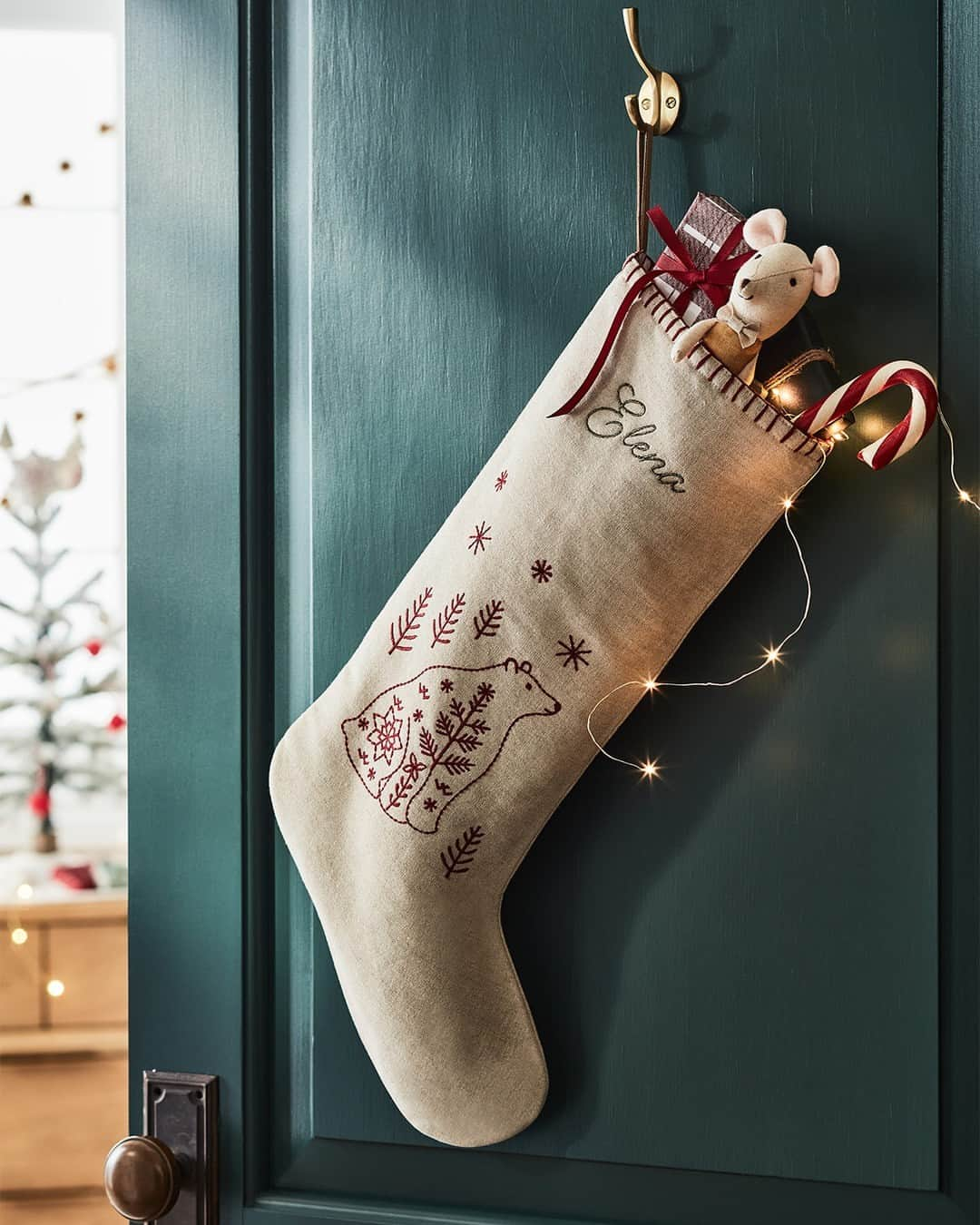 ジャスミン・トゥークスさんのインスタグラム写真 - (ジャスミン・トゥークスInstagram)「Where are our last-minute shoppers? 🙋🏼  This is your reminder: Time is almost up to get your personalized stockings! Order by December 3 to have them arrive by Christmas.  #HolidayDecor #ChristmasStocking #PersonalizedStockings」11月21日 9時00分 - crateandkids