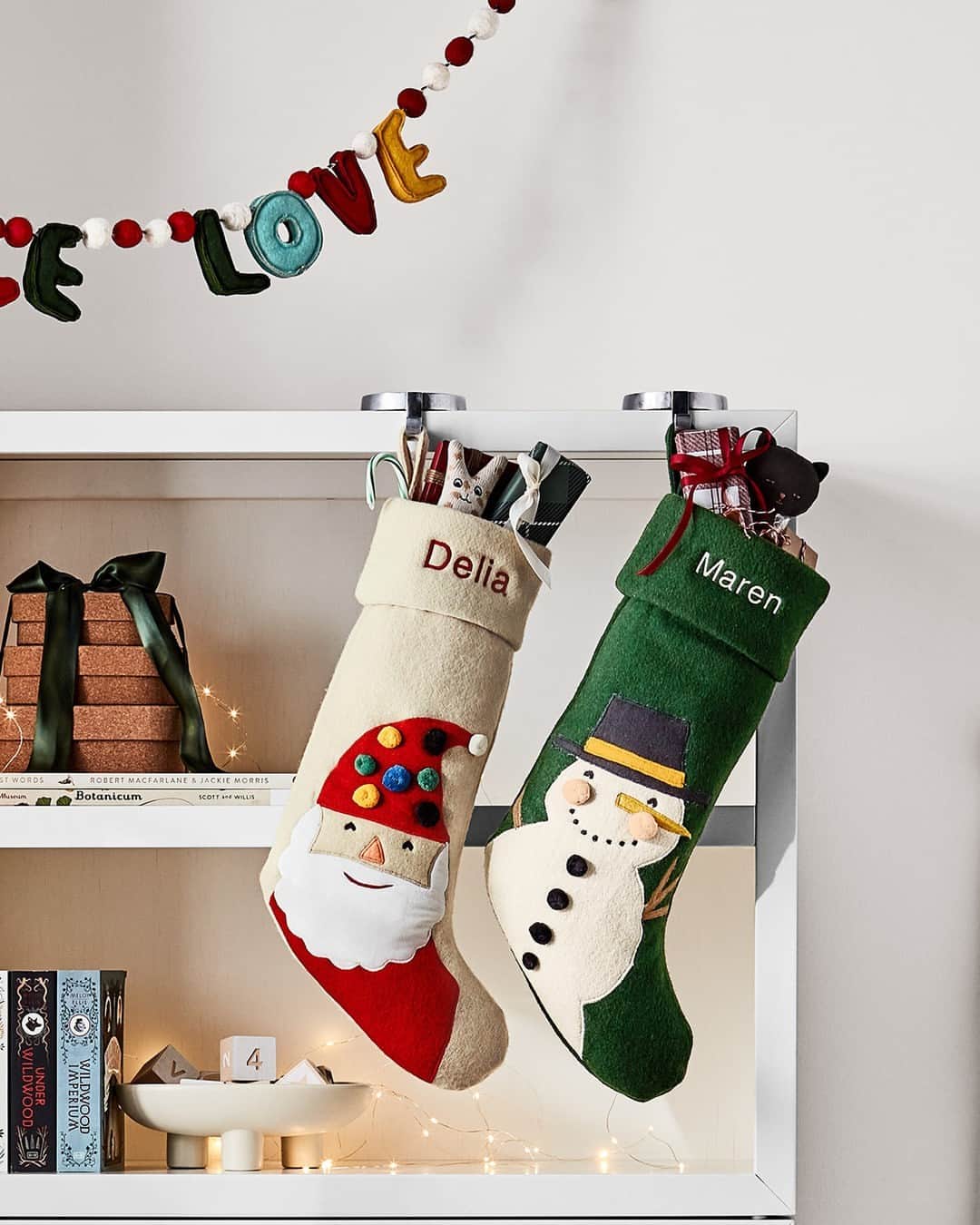 ジャスミン・トゥークスさんのインスタグラム写真 - (ジャスミン・トゥークスInstagram)「Where are our last-minute shoppers? 🙋🏼  This is your reminder: Time is almost up to get your personalized stockings! Order by December 3 to have them arrive by Christmas.  #HolidayDecor #ChristmasStocking #PersonalizedStockings」11月21日 9時00分 - crateandkids