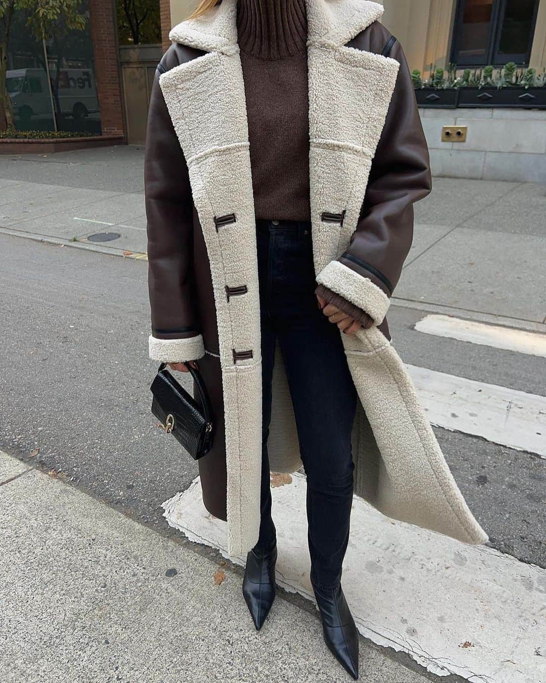 エイミー・ソングさんのインスタグラム写真 - (エイミー・ソングInstagram)「Ladies stepping out in the SOS best selling Farrah jacket.」11月21日 9時00分 - songofstyle