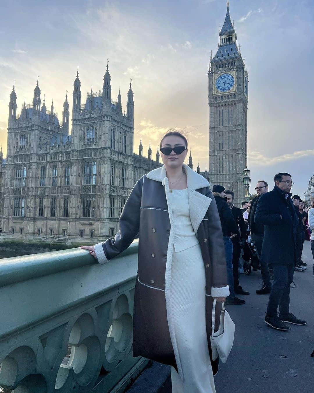 エイミー・ソングさんのインスタグラム写真 - (エイミー・ソングInstagram)「Ladies stepping out in the SOS best selling Farrah jacket.」11月21日 9時00分 - songofstyle