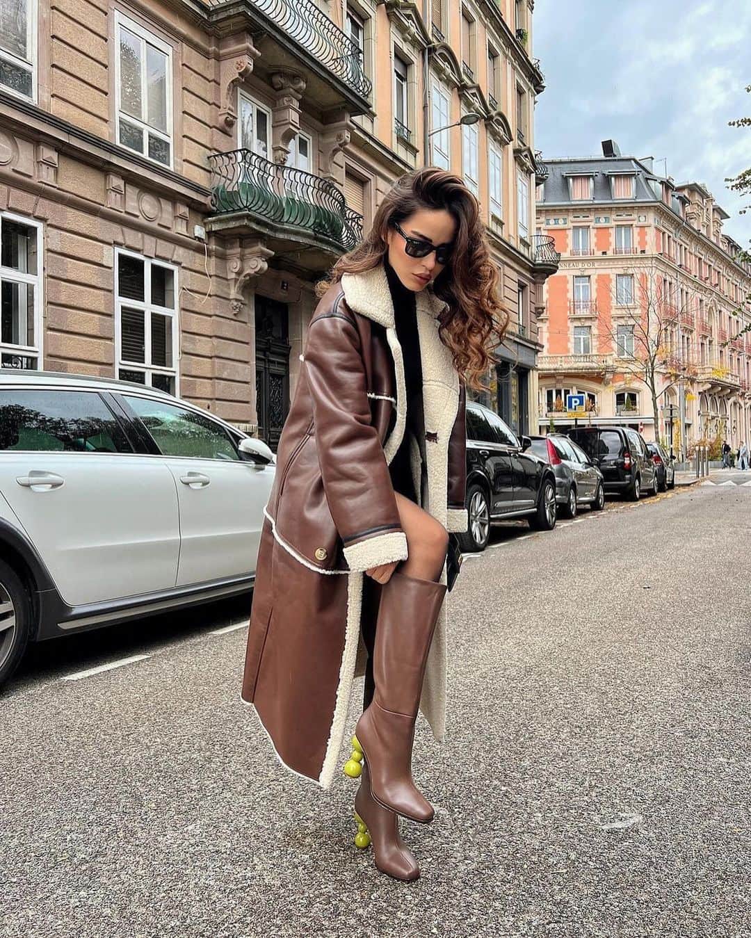 エイミー・ソングさんのインスタグラム写真 - (エイミー・ソングInstagram)「Ladies stepping out in the SOS best selling Farrah jacket.」11月21日 9時00分 - songofstyle