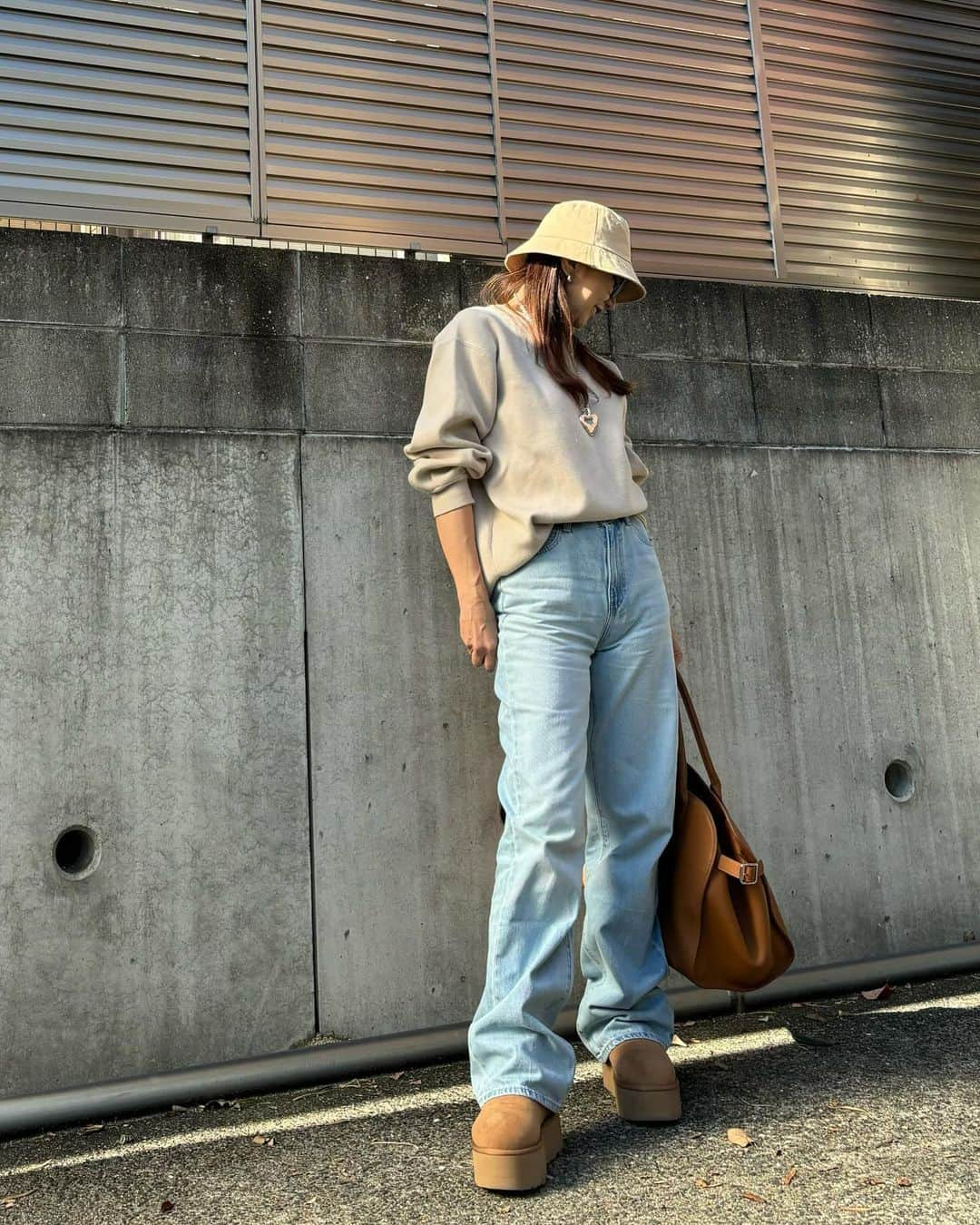 ukkyonkyonのインスタグラム：「このワイド感　ちょうど良い🫶☺️  @uniqlo_jp  から　またまた型のいいデニム出た⤴️☺️💕  #ワイドストレートジーンズ 私164cmで　丈長めで　24インチ着用　　色🩵62Blue  丈長めでズルズルの長さにして🤣美脚効果🫶💕💕🩵🩵🩵👖  #ユニクロ#UNIQLO#ユニクロインナー#きょコ#今日のコーデ#ユニクロコーデ#ユニクロ購入品 #53歳#53yearsold #164cm#164cmコーデ#アラフィフコーデ#アラフォーコーデ#大人ファッション#今日のコーデ #今日の服  #ワイドストレートジーンズ #ユニクロのデニム #UNIQLO2023FW」