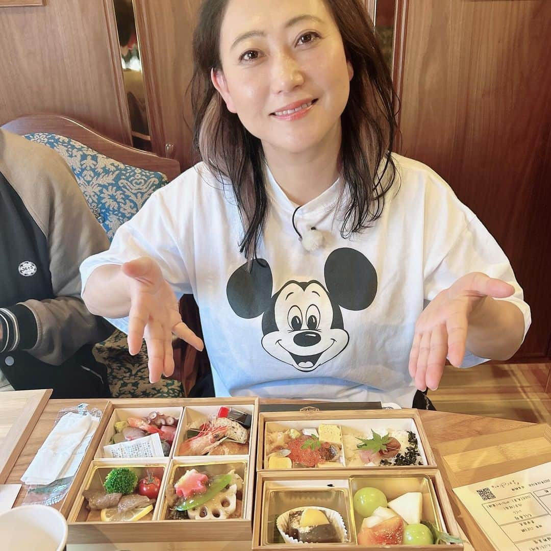 水谷千重子さんのインスタグラム写真 - (水谷千重子Instagram)「おはようございました👍 BS日テレ21時から妄想トレインいつもご覧頂きありがとうございます💓 本日から実車トレインオンエアよ🚋🚞🚇🚟🚊 あの豪華観光列車九州の 36ぷらす3に愉快なメンバーと実車！！！ とにかくもう旅館だから👏 そういえば、涼風凛さんもYouTubeで紹介してるわよ🤭楽演チャンネルもチェックしてみて🙋‍♀️🙋‍♀️⭐️⭐️⭐️ #妄想トレイン #36ぷらす3 #YOUちゃん #上野耕平ちゃん #ちびっ子駅長 #礼二くん #友近ちゃん」11月21日 8時57分 - mizutanichieko