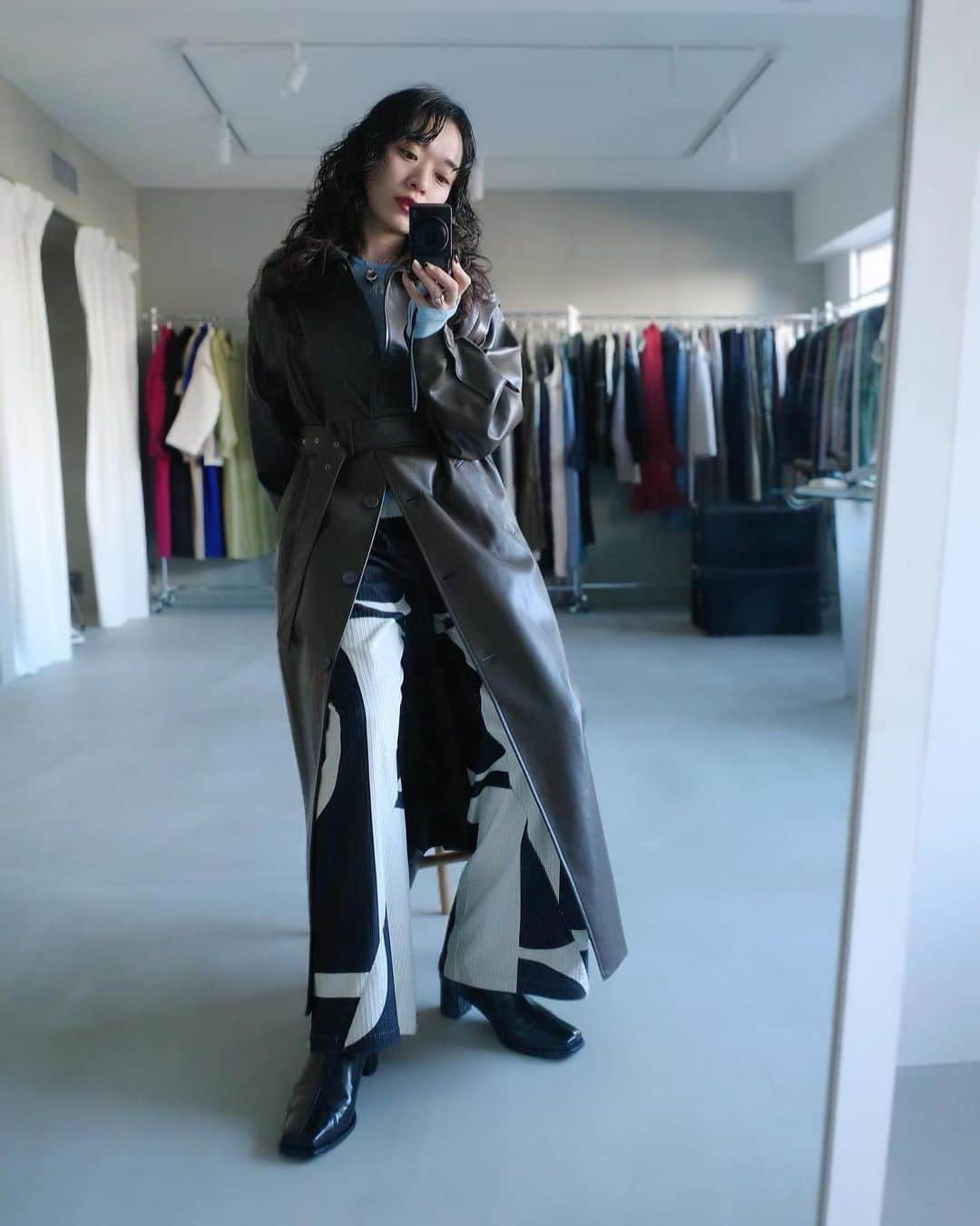 野村仁美のインスタグラム：「早く着たくてウズウズしていた @sahara_japon フェイクレザーコート🧥  ついに明後日23日発売です! 私はブラウンにしました🧳  しっかり厚みのあるのに、ゴツすぎず滑らかで扱いやすい フェイクレザーの質感も魅力です。  暖かくなってきたら袖も外せる2way 丈感も160cmの私でパンツがチラ見せ出来て良きです。  @knuthmarf_official のパンツもお気に入り。」