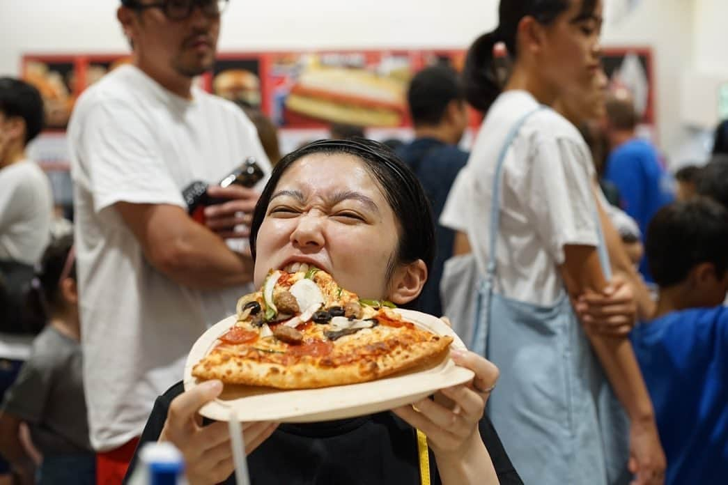 黒沢ともよさんのインスタグラム写真 - (黒沢ともよInstagram)「いつかの🍕  ミュージカル スライスオブサタデーナイト大阪公演、私の出番は今日で終わりです。1年ぶりの大阪公演、あっという間だけどたのしかったなぁ。ありがとうございました😊  さて、明日は朝からイベントです！ ユーフォ3年生編キックオフ✨✨✨ ついにはじまる！！ はじまっちゃう……… うあああああああ 配信もありますので、ぜひ見守ってください！！！  #costco #ユーフォ」11月22日 21時00分 - tomoyo_kurosawa_official_