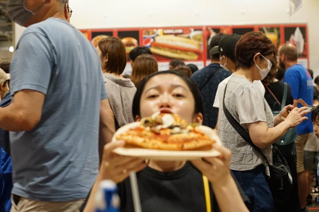 黒沢ともよさんのインスタグラム写真 - (黒沢ともよInstagram)「いつかの🍕  ミュージカル スライスオブサタデーナイト大阪公演、私の出番は今日で終わりです。1年ぶりの大阪公演、あっという間だけどたのしかったなぁ。ありがとうございました😊  さて、明日は朝からイベントです！ ユーフォ3年生編キックオフ✨✨✨ ついにはじまる！！ はじまっちゃう……… うあああああああ 配信もありますので、ぜひ見守ってください！！！  #costco #ユーフォ」11月22日 21時00分 - tomoyo_kurosawa_official_