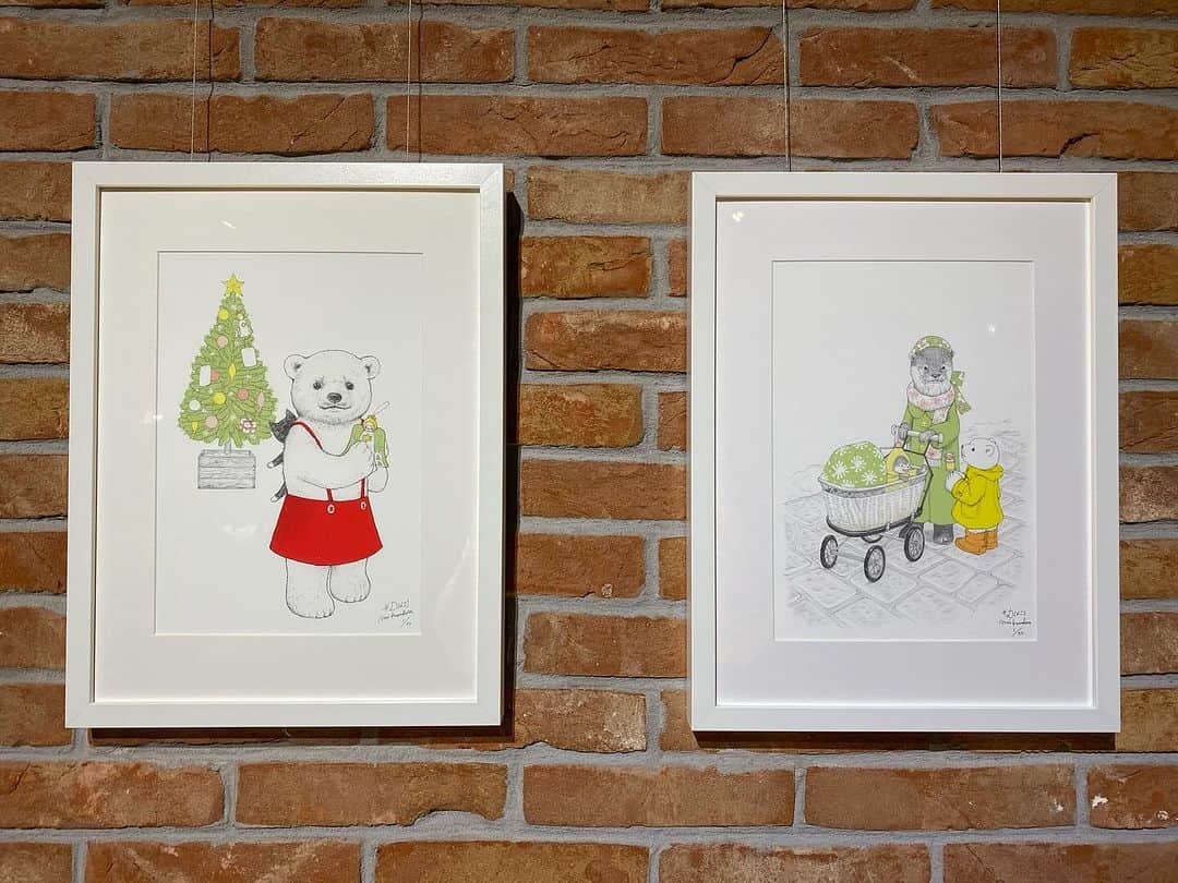 D[di:]さんのインスタグラム写真 - (D[di:]Instagram)「D[di:] MAI KUWAHARA アーカイブス展 HELLO　その8  と、その前にここ数日、ホテルの電話回線その他がシステムダウン⤵️しており、ロビー及びレストランの電話予約(web予約は生きてました)ができない状況でした💦現在は、復旧したようです！  札幌の時計台通りにあるアートホテル  CROSS HOTEL SAPPOROでの展示風景についてのつづき　  ２F　ロビー／リクライニングゾーンには、ルーちゃんの絵本の中から、 実際の原画イメージに近い形でのきれいな発色を実現したジークレープリント額のシリーズを展示しております。  こちらは、クリスマスのルームデコレーションとしてお客様のお部屋の一員にしていただきたいので、 12月3日以降、その場でお持ち帰り、またはご自宅まで発送いただける（送料は有料）ようになっております🌟  （ちなみに他の展示作品もお買い上げいただけますが、会期終了後のお渡しとなっております）  とてもお求めやすい価格帯になっていますので、この機会にぜひお手にとってみてください  通販も可能ですので、気になる方は、DMにてご連絡ください🌟  🎄レストラン利用や、ラウンジ利用がないお客様でも 15:30〜16:30の1時間だけ観覧していただけるようになりました！(2階ロビーはいつでも入れます) ご覧いただきたい方は、※ 2階フロントにてお声かけいただいてから、ラウンジへ、または3階にお上がりください🙏😋  #ルーちゃんとクリスマスツリー　#christmastree #campaign #christmaspresent #christmaspreparation #sapporo #crosshotel #hokkaido #arthotel #hotelexhibition #plusartexhibition  #harmony #sapporoart #japaneseartist #maikuwahara #D #christmasevent #workshop #adventcalender #exhibition #whitebear #harmonicpaint　#kidsbook #picturebook #札幌」11月21日 9時08分 - deeth