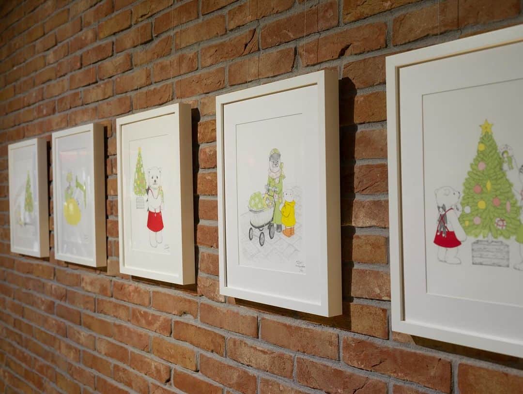 D[di:]さんのインスタグラム写真 - (D[di:]Instagram)「D[di:] MAI KUWAHARA アーカイブス展 HELLO　その8  と、その前にここ数日、ホテルの電話回線その他がシステムダウン⤵️しており、ロビー及びレストランの電話予約(web予約は生きてました)ができない状況でした💦現在は、復旧したようです！  札幌の時計台通りにあるアートホテル  CROSS HOTEL SAPPOROでの展示風景についてのつづき　  ２F　ロビー／リクライニングゾーンには、ルーちゃんの絵本の中から、 実際の原画イメージに近い形でのきれいな発色を実現したジークレープリント額のシリーズを展示しております。  こちらは、クリスマスのルームデコレーションとしてお客様のお部屋の一員にしていただきたいので、 12月3日以降、その場でお持ち帰り、またはご自宅まで発送いただける（送料は有料）ようになっております🌟  （ちなみに他の展示作品もお買い上げいただけますが、会期終了後のお渡しとなっております）  とてもお求めやすい価格帯になっていますので、この機会にぜひお手にとってみてください  通販も可能ですので、気になる方は、DMにてご連絡ください🌟  🎄レストラン利用や、ラウンジ利用がないお客様でも 15:30〜16:30の1時間だけ観覧していただけるようになりました！(2階ロビーはいつでも入れます) ご覧いただきたい方は、※ 2階フロントにてお声かけいただいてから、ラウンジへ、または3階にお上がりください🙏😋  #ルーちゃんとクリスマスツリー　#christmastree #campaign #christmaspresent #christmaspreparation #sapporo #crosshotel #hokkaido #arthotel #hotelexhibition #plusartexhibition  #harmony #sapporoart #japaneseartist #maikuwahara #D #christmasevent #workshop #adventcalender #exhibition #whitebear #harmonicpaint　#kidsbook #picturebook #札幌」11月21日 9時08分 - deeth