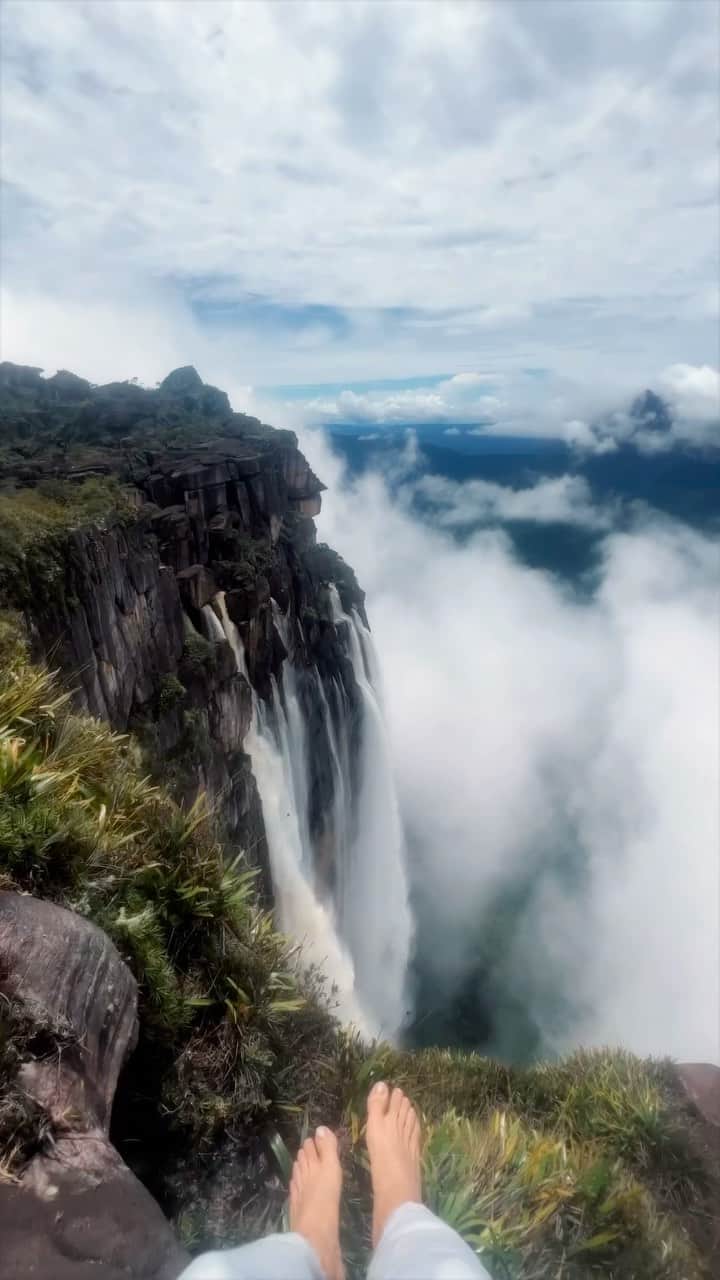 BEAUTIFUL DESTINATIONSのインスタグラム：「Enjoying the breathtaking view of Angel Falls, Venezuela’s crown jewel within the stunning Canaima National Park! 🇻🇪  Fun fact: This waterfall is named after Jimmy Angel, an American aviator who was the first to fly over it in 1933! ✈️  Who would you most want to share this view with? 👥  📍 Canaima National Park, Venezuela Special thanks to @vidafuria & @campamentouruyen」