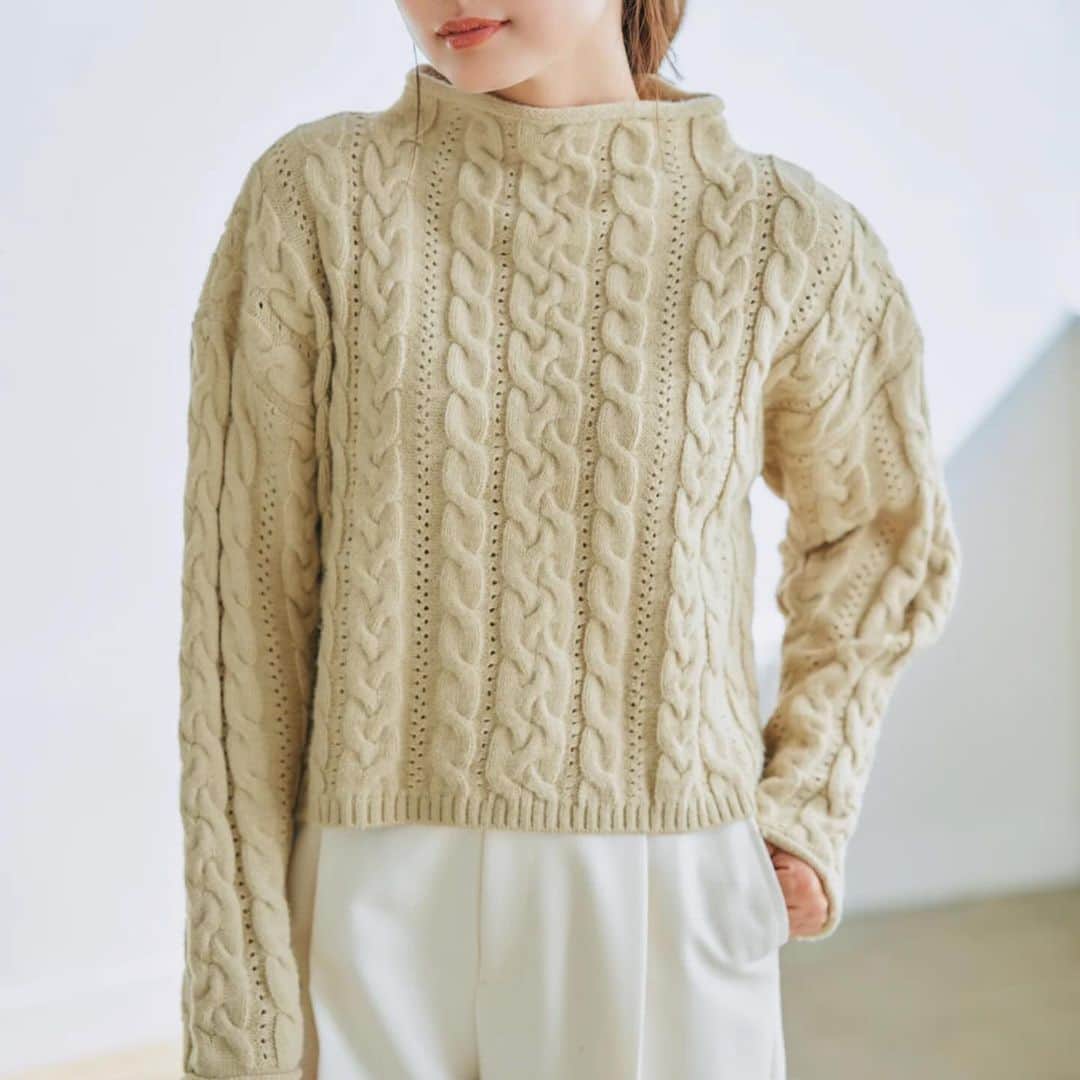 KUNIKAさんのインスタグラム写真 - (KUNIKAInstagram)「Holiday collection "COHINA meets KUNIKA"  コラボレーションビジュアルで制作させていただいたクッキーと、新作のニットを着て一緒に撮影してみました🍪  ✴︎Starry knit pullover / Off white  ✴︎Whip knit pullover / Milk tea  11月22日(水)20:00〜 @cohina.official さんのオンラインショップにて発売開始です。 商品ページが公開されました🕯️  11月23日(木)-11月26日(日)まで、名古屋タカシマヤゲートタワーモールでPOP UPも開催されます。 アイシングクッキーの展示もありますので、お近くの方はぜひ！♡  #COHINAmeetsKUNIKA」11月21日 20時12分 - _kunika_