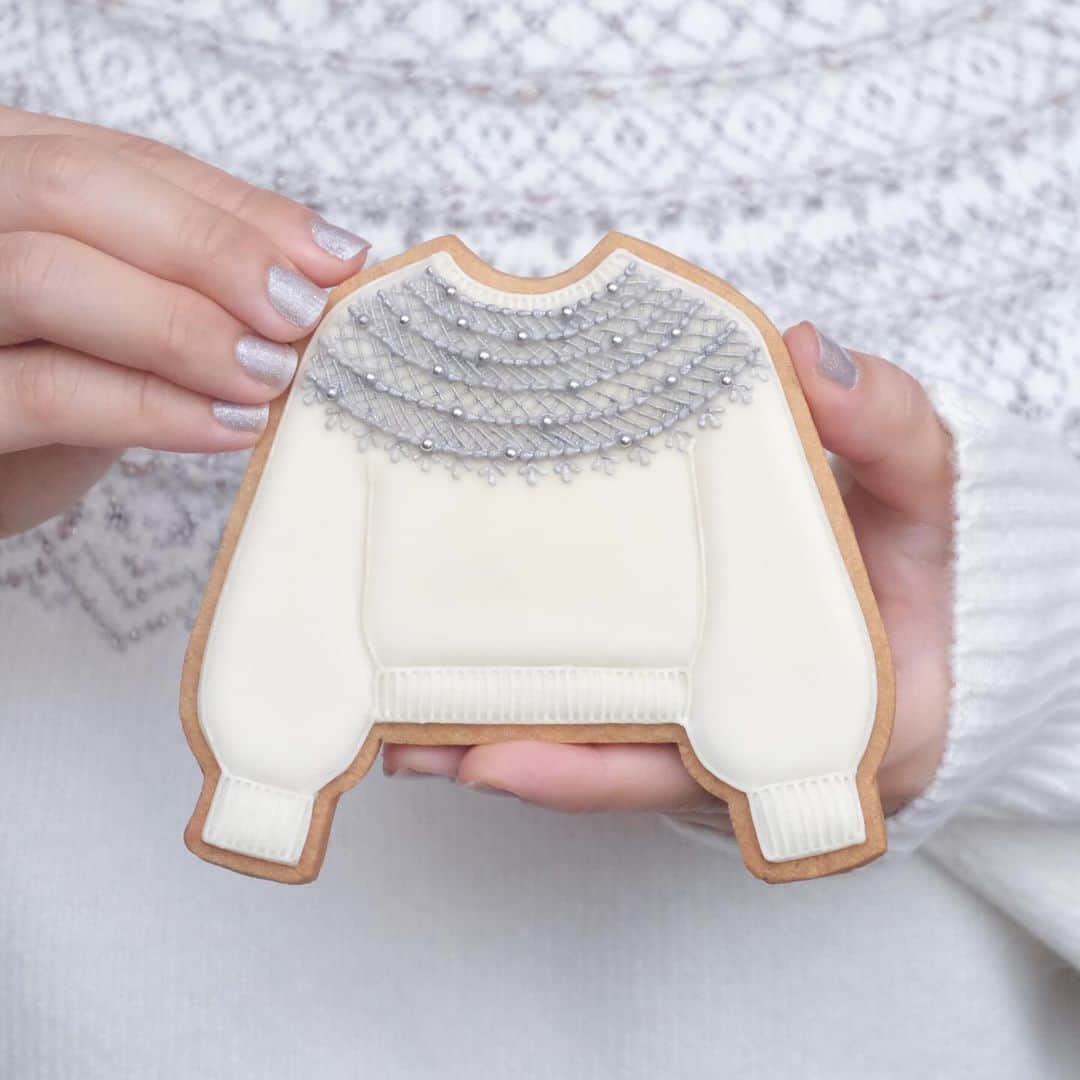 KUNIKAのインスタグラム：「Holiday collection "COHINA meets KUNIKA"  コラボレーションビジュアルで制作させていただいたクッキーと、新作のニットを着て一緒に撮影してみました🍪  ✴︎Starry knit pullover / Off white  ✴︎Whip knit pullover / Milk tea  11月22日(水)20:00〜 @cohina.official さんのオンラインショップにて発売開始です。 商品ページが公開されました🕯️  11月23日(木)-11月26日(日)まで、名古屋タカシマヤゲートタワーモールでPOP UPも開催されます。 アイシングクッキーの展示もありますので、お近くの方はぜひ！♡  #COHINAmeetsKUNIKA」