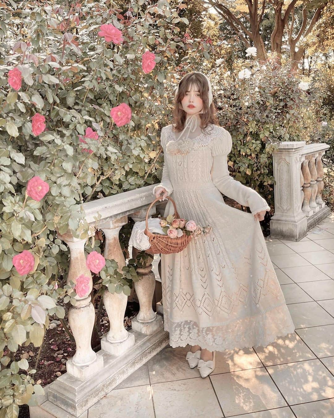 織田エリカさんのインスタグラム写真 - (織田エリカInstagram)「𝕣𝕠𝕤𝕖 𝕘𝕒𝕣𝕕𝕖𝕟🌹  𓂃  @lacemade_jp のカポックの秋ドレス🍂 ニットのデザインが可愛くてお気に入り🤍  𓂃  #lacemade #rose #rosegarden #dress #ootd #fashion #girl #girly #vintagestyle #vintagefashion #vintage #vintagegirl #antique #antiquestyle #frenchgirly #kawaii #レースメイド #ドレス #ワンピース #コーデ #コーディネート #レトロ #かわいい #ワンピースコーデ #フレンチガーリー #フレンチガーリーコーデ #ヴィンテージ #ヴィンテージガーリー #ヴィンテージライク #アンティーク」11月21日 20時05分 - _erika0819