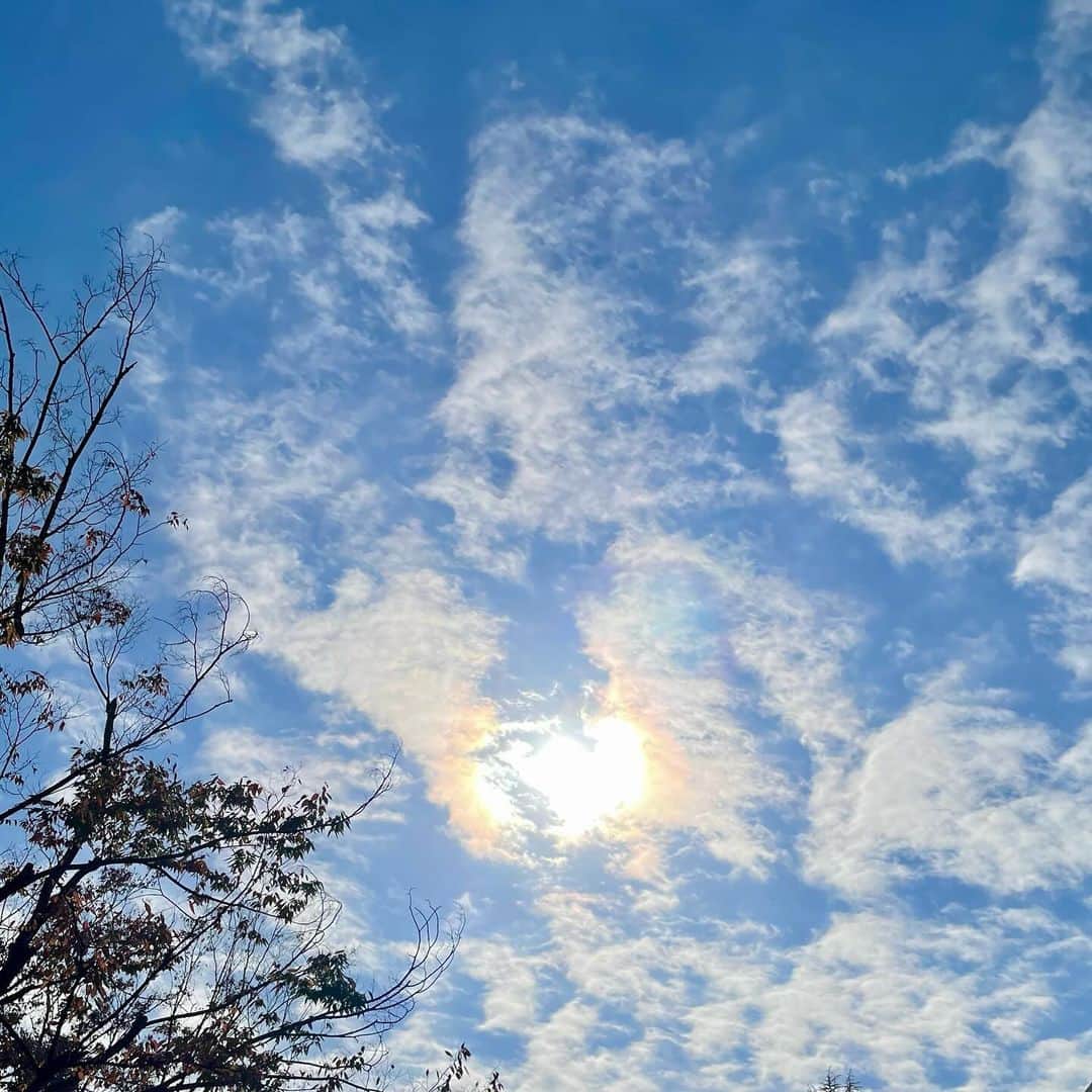 吉井明子のインスタグラム：「☀️☁️🌈 空と雲が綺麗な日は それだけで いい日☺︎  #東京の空 #tokyo #sky #気象予報士 #気象キャスター #weatherforecaster #기상캐스터　#氣象主播」