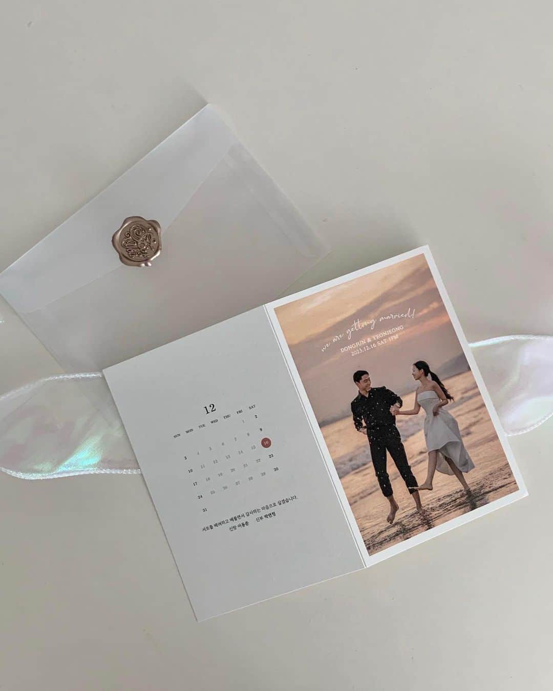 ヨンジョンのインスタグラム：「예비신부들 많은가 봐요~!💍 너무 반가워 생각보다 청첩장 문의가 많아서 한 번에 올려보기! @zittnro 에서 제작했구 ✨ 실링 스티커와 리본은 쿠팡에서 구매했습니다🤍」