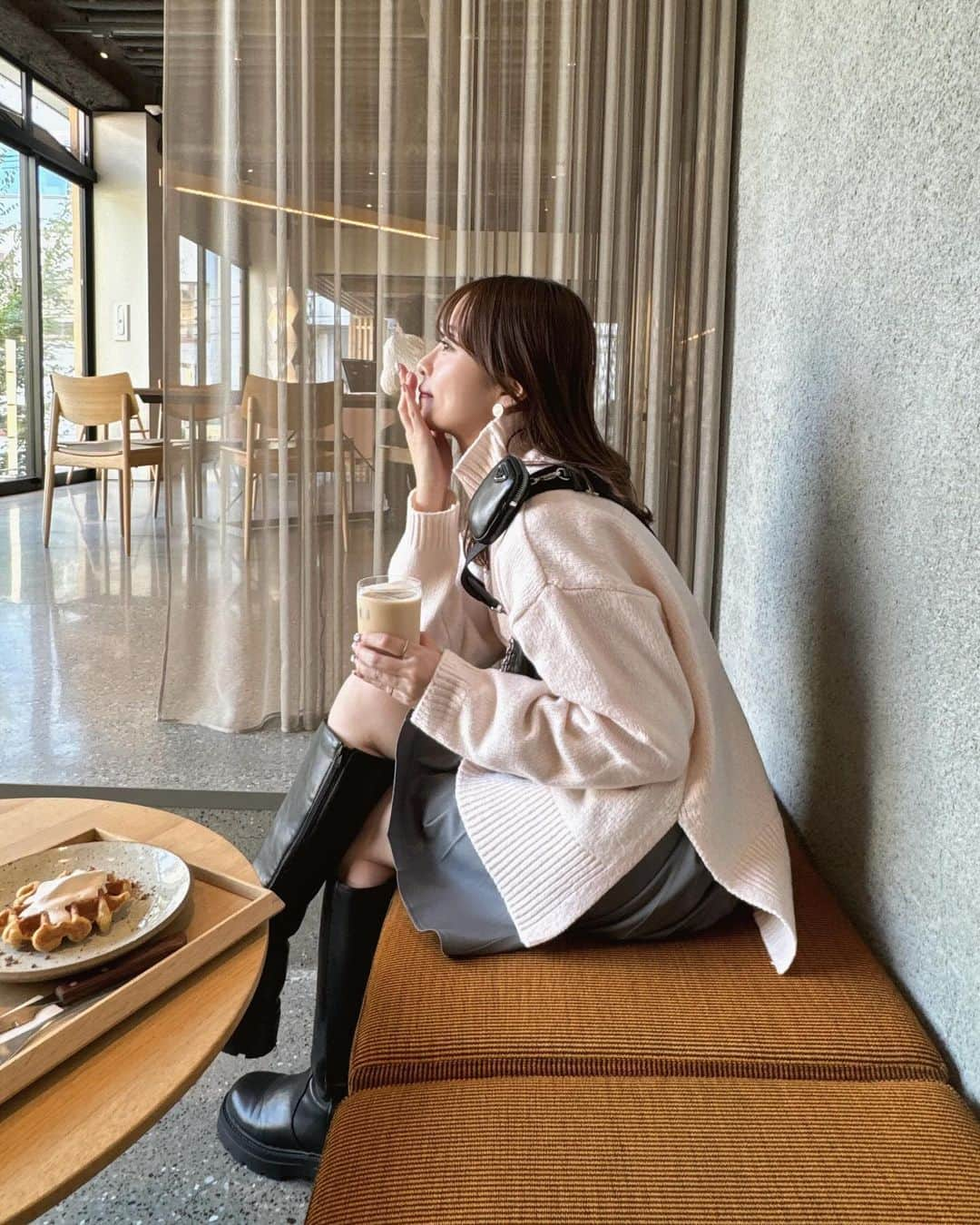 吉次玲奈さんのインスタグラム写真 - (吉次玲奈Instagram)「先日のコーデ☕️  ベビーピンクにシルバーラメが たまらなく可愛いニット🧶  knit/skirt: @vannie__u  shoes: @grl_official  bag: @prada  ⁡ #秋コーデ #秋服コーデ #秋冬コーデ #カーディガン #カーディガンコーデ #ニット #デニム #デニムコーデ #156cmコーデ #骨格ウェーブ #folnua #フォルニュア #お団子ヘア #イエベ春 #デートコーデ #モテコーデ #デート服 #着回しコーデ #zozotown #ゾゾタウン #vannie_u #大人ガーリー #ブルベ夏 #渋谷カフェ #都内カフェ #タートルネック #ヴァニーユー #vannieu」11月21日 20時07分 - rena_yoshitsugu