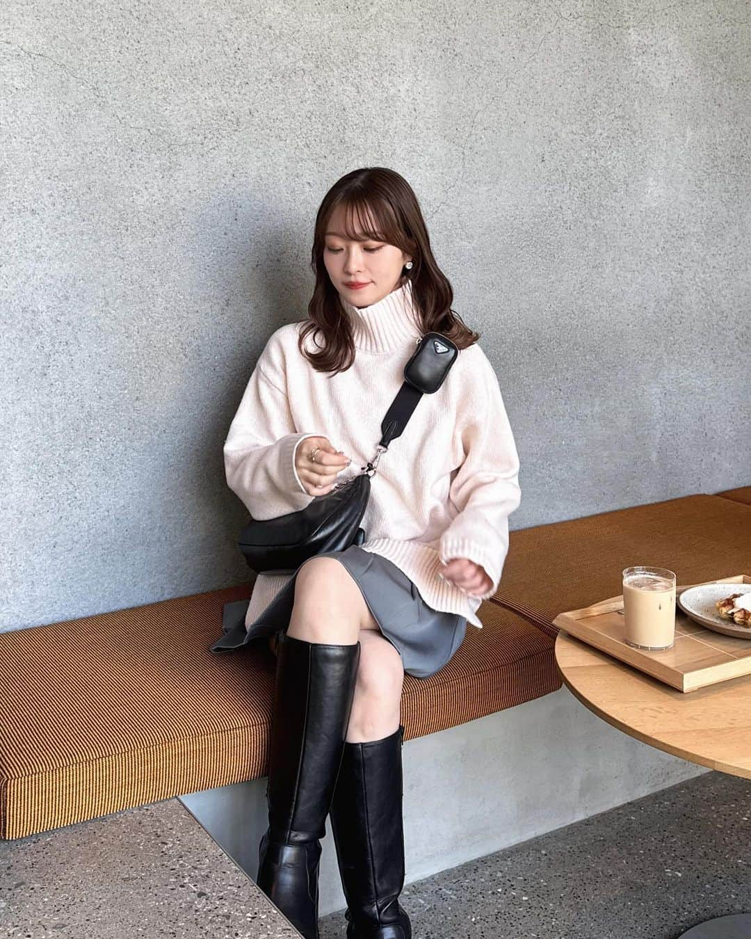 吉次玲奈のインスタグラム：「先日のコーデ☕️  ベビーピンクにシルバーラメが たまらなく可愛いニット🧶  knit/skirt: @vannie__u  shoes: @grl_official  bag: @prada  ⁡ #秋コーデ #秋服コーデ #秋冬コーデ #カーディガン #カーディガンコーデ #ニット #デニム #デニムコーデ #156cmコーデ #骨格ウェーブ #folnua #フォルニュア #お団子ヘア #イエベ春 #デートコーデ #モテコーデ #デート服 #着回しコーデ #zozotown #ゾゾタウン #vannie_u #大人ガーリー #ブルベ夏 #渋谷カフェ #都内カフェ #タートルネック #ヴァニーユー #vannieu」