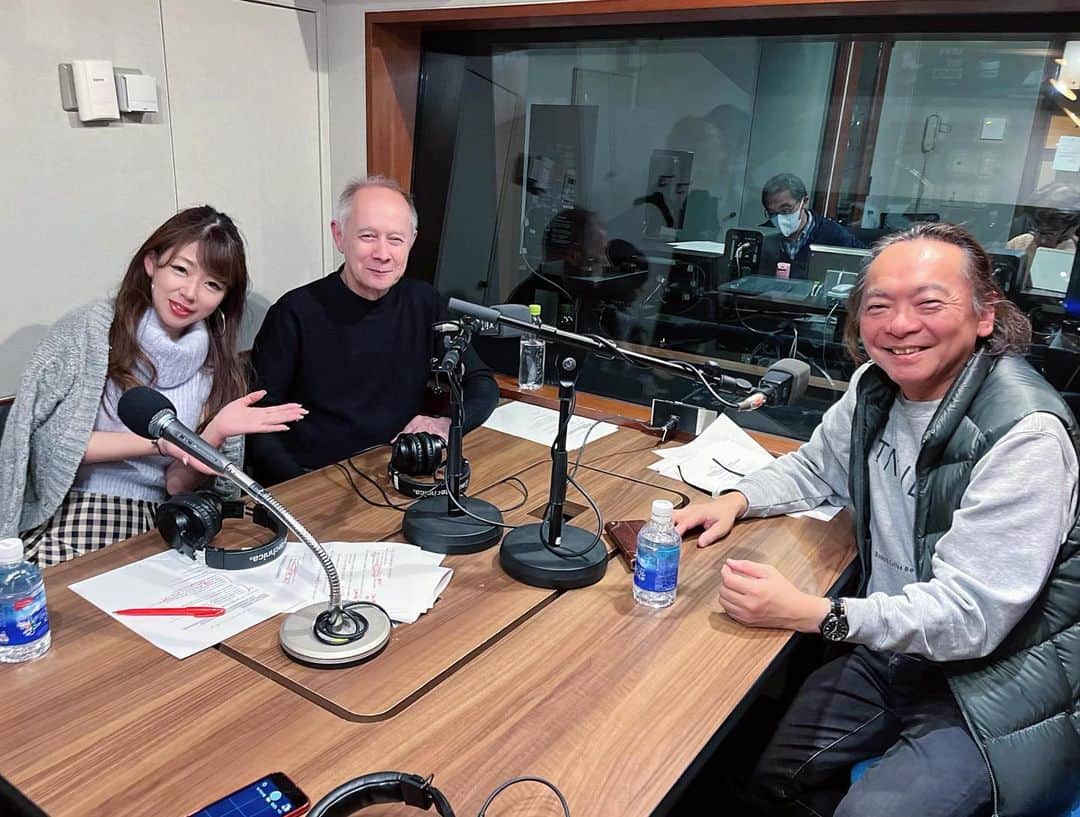柴田幸子のインスタグラム：「🎙🫧  TOKYO FM収録ゲストは 「Books & Coffee 谷中 TAKIBI」店長の 安藤哲也さん📚☕️✨  「Books & Coffee 谷中 TAKIBI」は 本好きの方や一度は本屋さんをやってみたいと 考える方に本棚を借りてもらい  「読んでほしい推し本」の数々を並べて 売ってもらうという「シェア型本屋さん」です☝🏻  本屋さんが次々と消えていく時代に なぜこうした本屋さんを立ち上げたのか、、 本屋さんの役割とは一体何か、、 一緒に考えていきましょう！😌📚🫧  父が無類の本好きだった影響で 私も幼い頃（中学生くらいまで？笑）は ホントに本屋さんと図書館が大好きで！！  オモチャとかゲームには厳しかったけど（笑） 本なら一言の文句も言われず買って貰えたの😆🙌🏻  父の本棚の一角は私専用でした😌  活字離れということが言われて久しく 最近では本屋さんが1件もない街も珍しくなくて、、  寂しさを覚える一方で こういった新たな取り組みに目を向けてみると  活字文化から広がる新たなネットワーク、 コミュニティの形にホッと胸を撫で下ろしたり👍🏻  焚き火にあたるような朗らかな気持ちで ぜひ放送にお付き合いくださいませ😉🙌🏻🔥  ちなみに「棚主さん」は常にいっぱいで 現在も10人待ちくらいの人気なんだそうです☝🏻  そーいえば、、、実は安藤さんは NPO法人 ファザーリング・ジャパンの代表も 務めてらっしゃるのですが  まだ入社3年目くらいのころ？ ファザーリング・ジャパンの取材で 安藤さんにお会いしていたことが判明！😳😆👍🏻  20年近く経って再会を果たすとは！！  最近 こーいうご縁が多い気がします😌 ご縁とは不思議なもので、、と同時に嬉しすぎます♡  🦋Every Fri. 18:30〜OA 　　　　　　　　The Lifestyle MUSEUM  #アナウンサー #フリーアナウンサー #radio #ラジオ #収録  ・ ・」