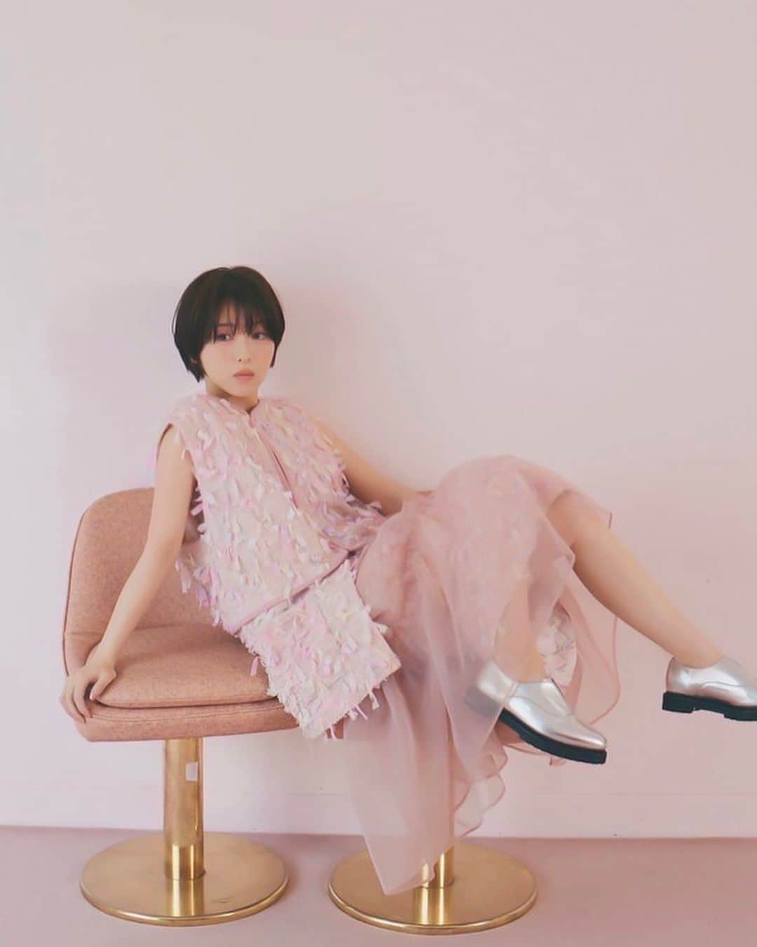 浜辺美波さんのインスタグラム写真 - (浜辺美波Instagram)「📅カレンダー先行カット公開  1月31日に発売される『浜辺美波カレンダー 2024.04-2025.03』先行カットを公開いたします。  ✅【会員限定特典版】受注受付中です ➡限定表紙版カレンダー1冊+ポストカード2種セット  ▼ご購入はこちらから shop.sheeta.com/products/s-001…  #浜辺美波」11月21日 20時08分 - minami_829_gram