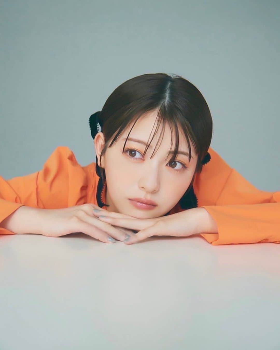 浜辺美波さんのインスタグラム写真 - (浜辺美波Instagram)「📅カレンダー先行カット公開  1月31日に発売される『浜辺美波カレンダー 2024.04-2025.03』先行カットを公開いたします。  ✅【会員限定特典版】受注受付中です ➡限定表紙版カレンダー1冊+ポストカード2種セット  ▼ご購入はこちらから shop.sheeta.com/products/s-001…  #浜辺美波」11月21日 20時08分 - minami_829_gram