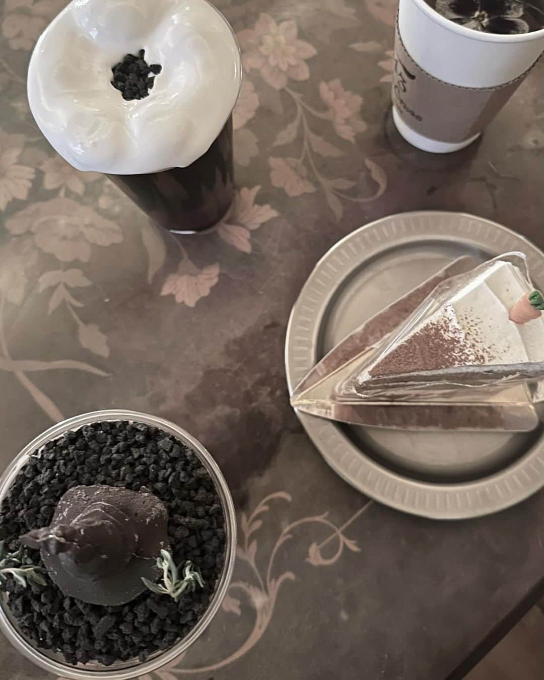 簑島三佳のインスタグラム：「３日目はチビにサプライズでハリーポッターカフェへ連れて行ったよ🧹 @943kingscross   写真撮れるところが沢山あって(地下もある5階建っ) ドリンクやケーキもとっても可愛かった🧁  めちゃくちゃ喜んでくれてうれしい😊  その後は @thehyundai_seoul へ  クリスマスマーケットの中には入れなかったけど とても人気の百貨店で人の量凄かった〜！  今回電車にも挑戦して私ひとまわり大きくなりました  Googleとインスタの地図を駆使してあちこち行けるもんだね  タクシーも勢いがあればなんとか伝わる！  しかし全日天気に恵まれたなー☀️  @honeymihoney_official  #HONEYMIHONEY #seoul #korea #943kingscross」