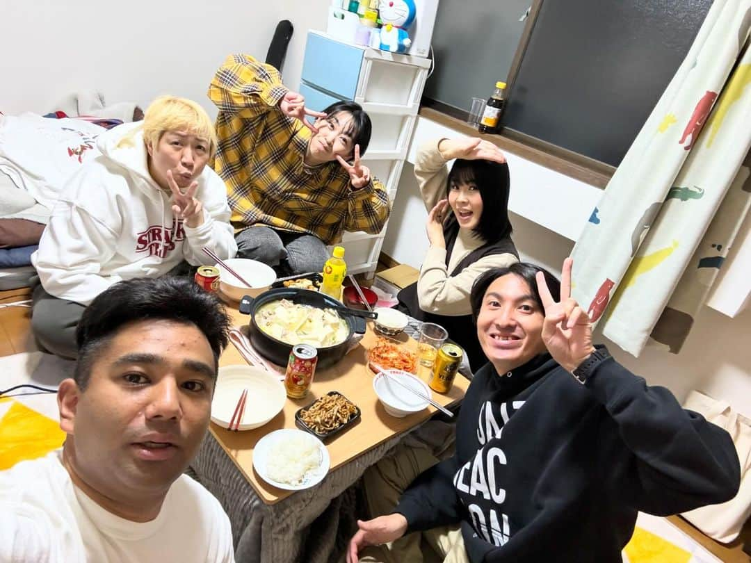 ななえ（キラキラ関係）さんのインスタグラム写真 - (ななえ（キラキラ関係）Instagram)「ゆきえ(さん)ファミリー🏠 たっぴーのお誕生日会🎂🎉 みんなでパーティー☃️ モーレツ楽しかったにぇ🍲 ゆきえさんに激推しして買わせた？おこたに誰より早くCCレモンをこぼしてしまった🥲 ごめんなさい。。 たっぴー、おめでとう㊗️  「人生において一番大切なのは家族。家族を愛してる日もそうでない日もある。でも結局はそこが戻る場所だから。自分が産まれた家族の場合もあるし、自分が自分のために築き上げた家族の場合もある」 by キャリー・ブラッドショー  #sexandthecity」11月21日 20時10分 - nanchan0601