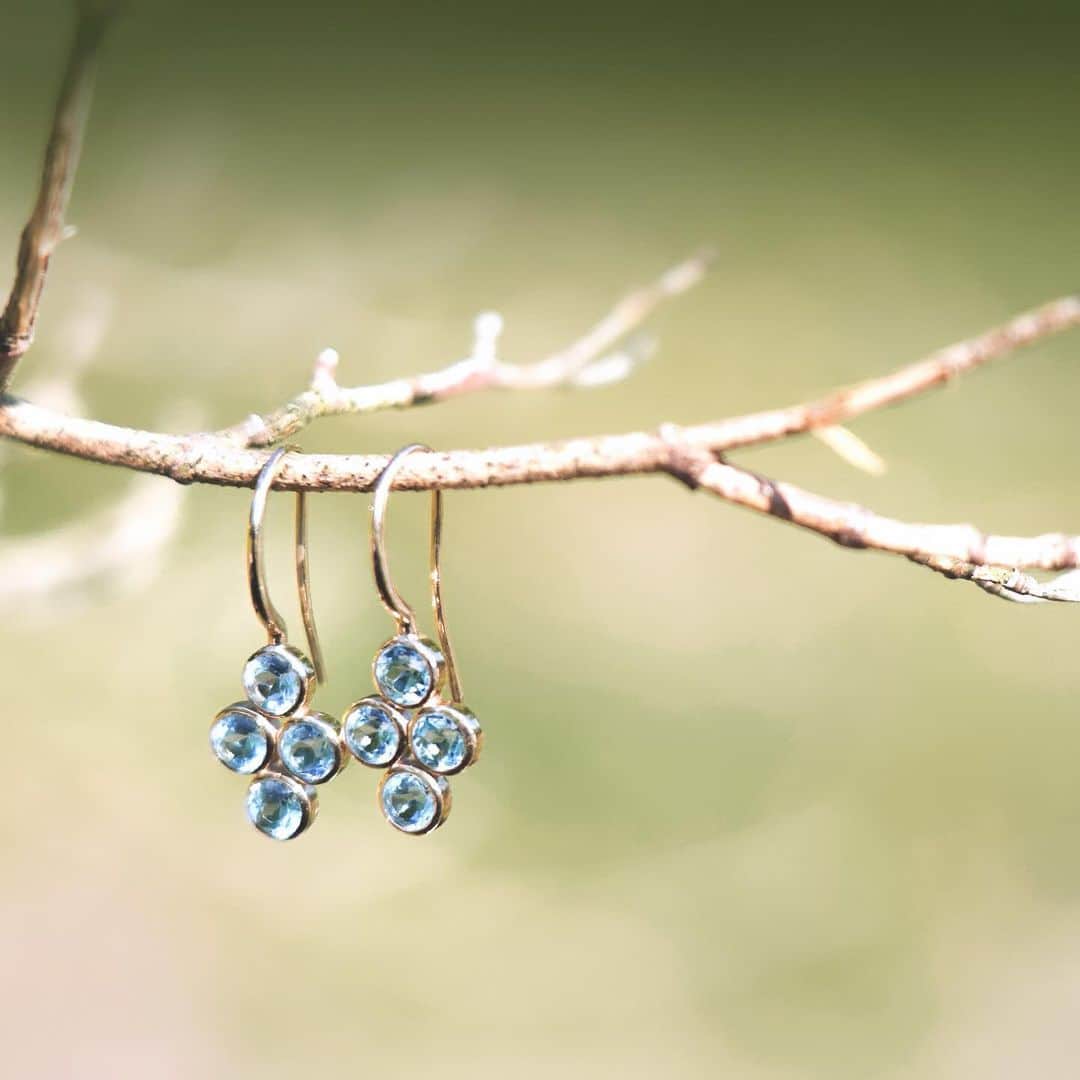 Enasolunaのインスタグラム：「November birthstone “TOPAZ”  11月の誕生石 ホワイトやピンク、ブルーなど様々なカラーのある“トパーズ”。  石言葉は「成功・希望・誠実・友情」。  直感力や洞察力を高める。 コミュニケーションがうまくいく。 自分自身の本当の気持ちに気づかせてくれる。 などの意味をもち、仕事や恋愛においての大切な人に出会わせてくれるともいわれています。  新しい仕事に挑戦するときや縁結び・恋愛成就のお守りとしておすすめです◎  誕生石は、生まれた月の石を持つことで、災いから身を守ったり幸運を引き寄せるといわれています！  11月誕生日の方へのプレゼントやご自身のお守りジュエリーとして、トパーズのジュエリーを身につけてみてはいかがでしょうか。  #enasoluna #エナソルーナ #jewelry #novemberbirthstone #topaz #birthstone #gemstone #11月誕生石 #トパーズ #天然石ジュエリー #お守りジュエリー」