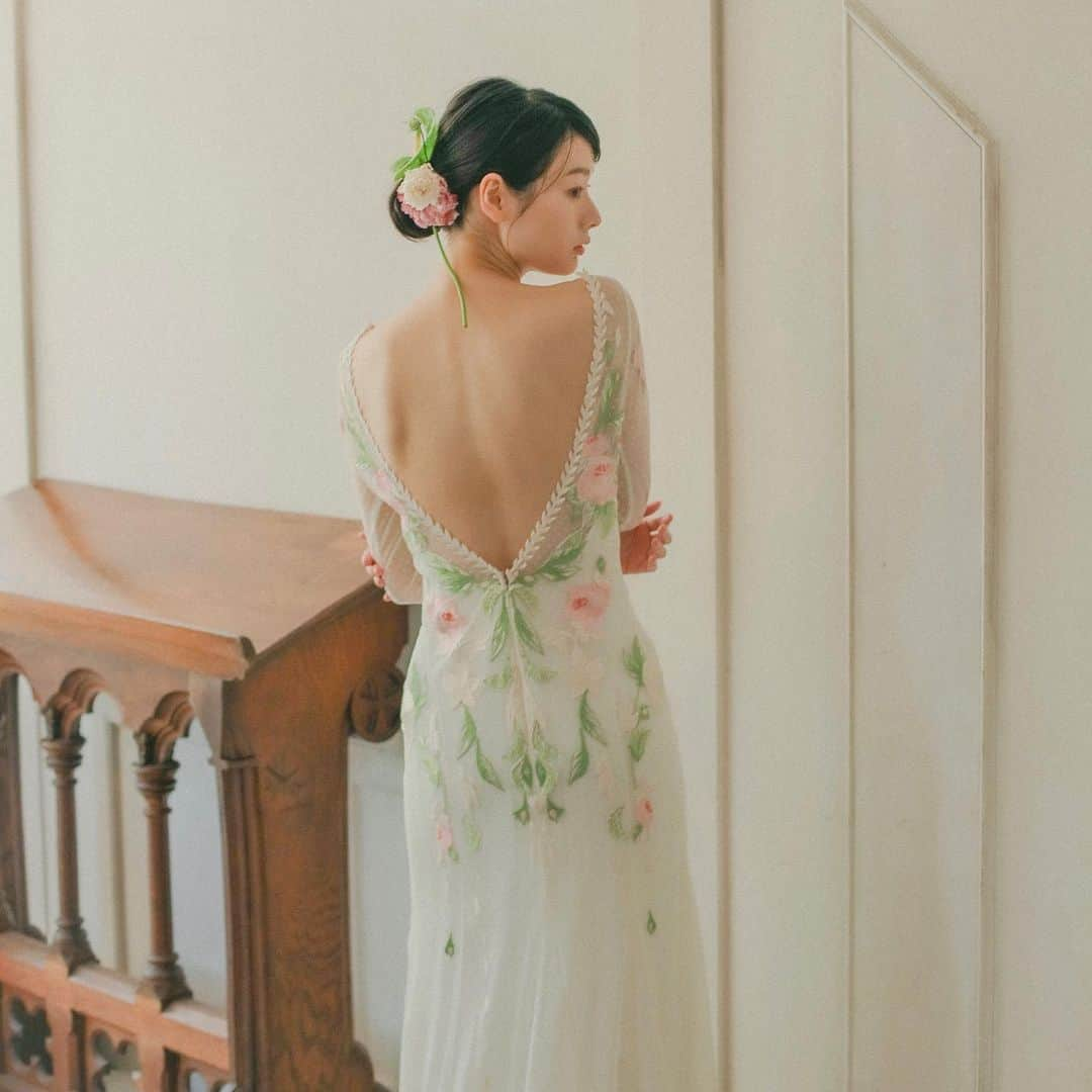 aedamさんのインスタグラム写真 - (aedamInstagram)「. @temperleybridal  Aubrey dress  洗練されたスレンダーなシルエット。 葉っぱのような刺繍に、ボートネックの襟元がデコルテを綺麗に見せてくれます。  ご試着予約やご質問について、 お気軽にお問い合わせ下さいませ。 . TEL 0532-32-1006 公式LINE@aedamで検索🔎 追加後フルネームを送信いただき登録が完了いたします。  #temperlybridal  #インポートドレス  #カラードレス  #フォトウェディング  #ドレスショップ  #aedam  #アエダム #レストランウェディング」11月21日 20時11分 - aedam.wedding