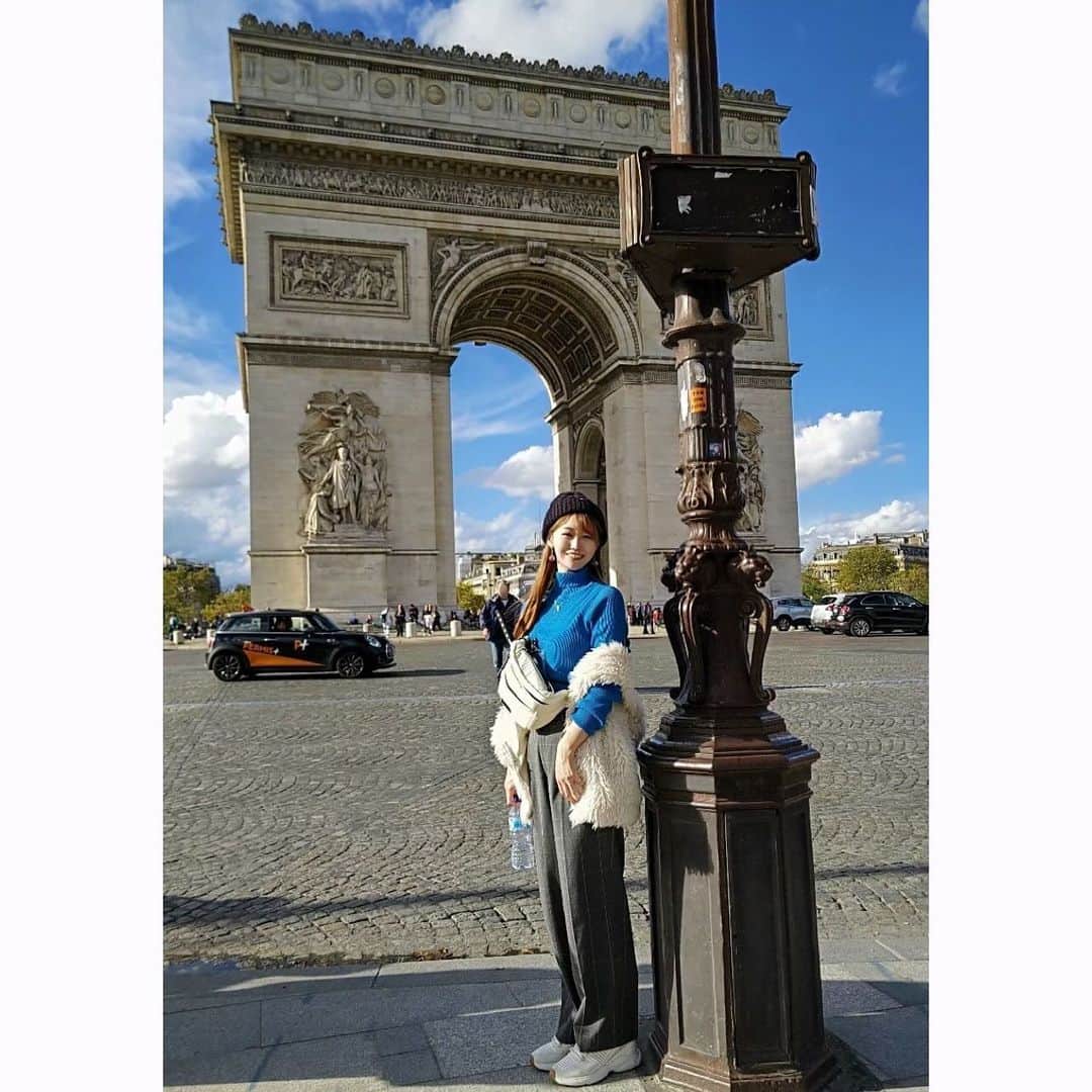 栗原里奈のインスタグラム：「✴︎ 凱旋門は昼も夜も行きました！ 夜は凱旋門を登りまして(めっっっちゃ疲れた)パリの夜景を一望！ シャンゼリゼ通りがカラフルに光っていてとっても綺麗すぎでした、、、  #旅ログ#パリ#フランス#凱旋門 #女子旅#ヨーロッパ #paris#arcdetriomphedelétoile l'Étoile」