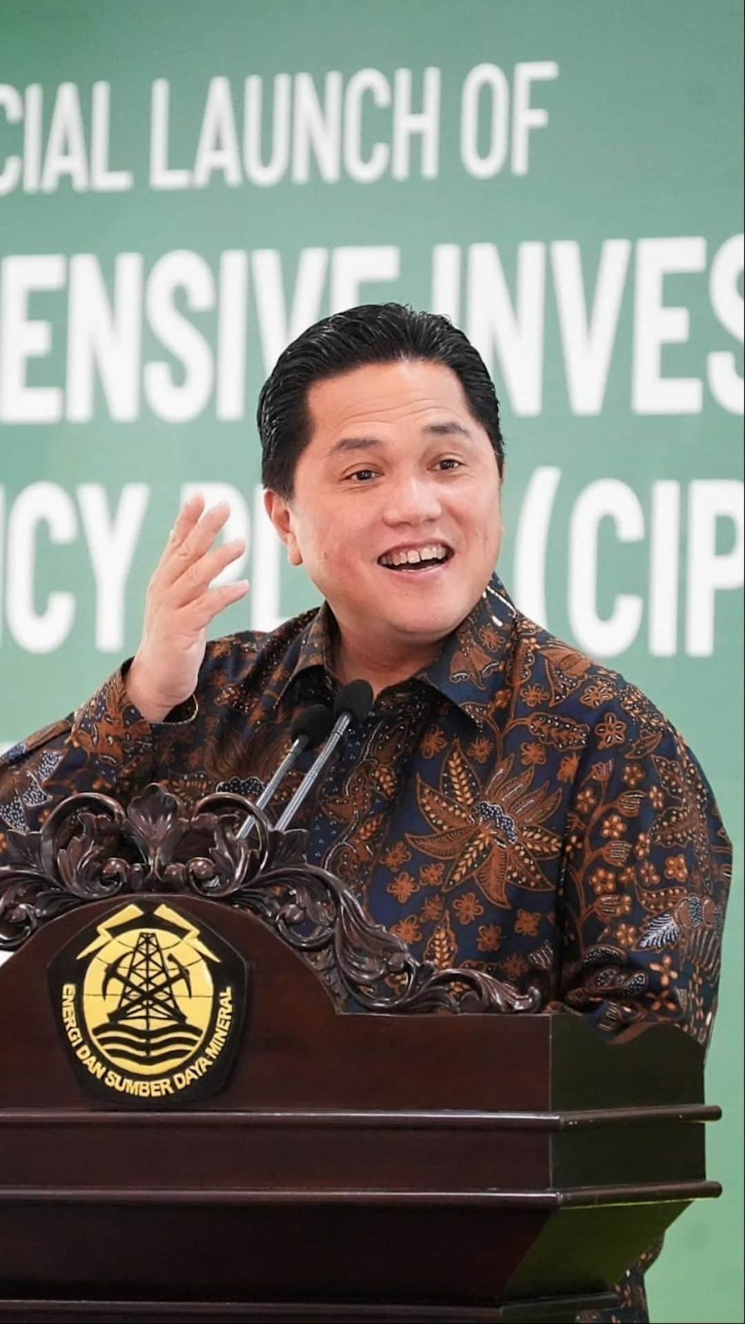 のインスタグラム：「Meresmikan The Comprehensive Investment and Policy Plan (CIPP). Ini adalah momen penting bagi cita-cita Indonesia dalam transisi energi. Indonesia berkomitmen untuk melaksanakan dekarbonisasi namun tetap mendorong pertumbuhan ekonomi nasional.  Kami mendorong CIPP ini tak hanya sekadar menjadi dokumen, tapi bisa dijalankan sesuai dengan target dan tujuan yang telah ditetapkan.」