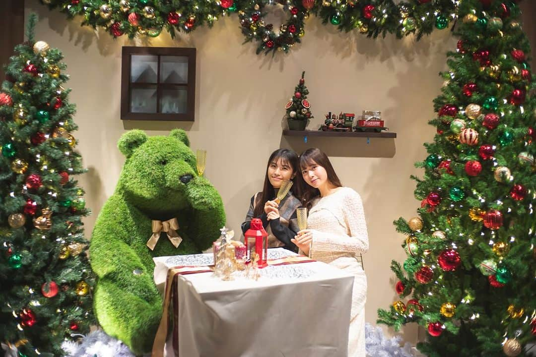 新宿プリンスホテルさんのインスタグラム写真 - (新宿プリンスホテルInstagram)「. ～Joy & Cheers～ 新宿プリンスホテルでは、クリスマス装飾でみなさまをお迎えしております🎄   ホテルB1 ロビーには、クリスマスツリーと大きなクマが登場🧸 クマと一緒にCheersをしながら、クリスマスパーティーを楽しんでいる写真を撮影できます📸 撮ったお写真は#新プリグラム または#新宿プリンスホテル をタグ付けしてくださいね！ みなさまの投稿を楽しみにしています！  Share your own images with us by tagging @shinjukuprincehotel ————————————————————— #Shinjuku #shinjukuprincehotel #princehotels #tokyo #japan #beautifulhotels #tokyohotel #hotellife #stayathotel #ThePreferredLife #プリンスホテル #新宿 #新宿ホテル #ホテル #新宿レストラン #レストラン」11月21日 19時00分 - shinjukuprincehotel